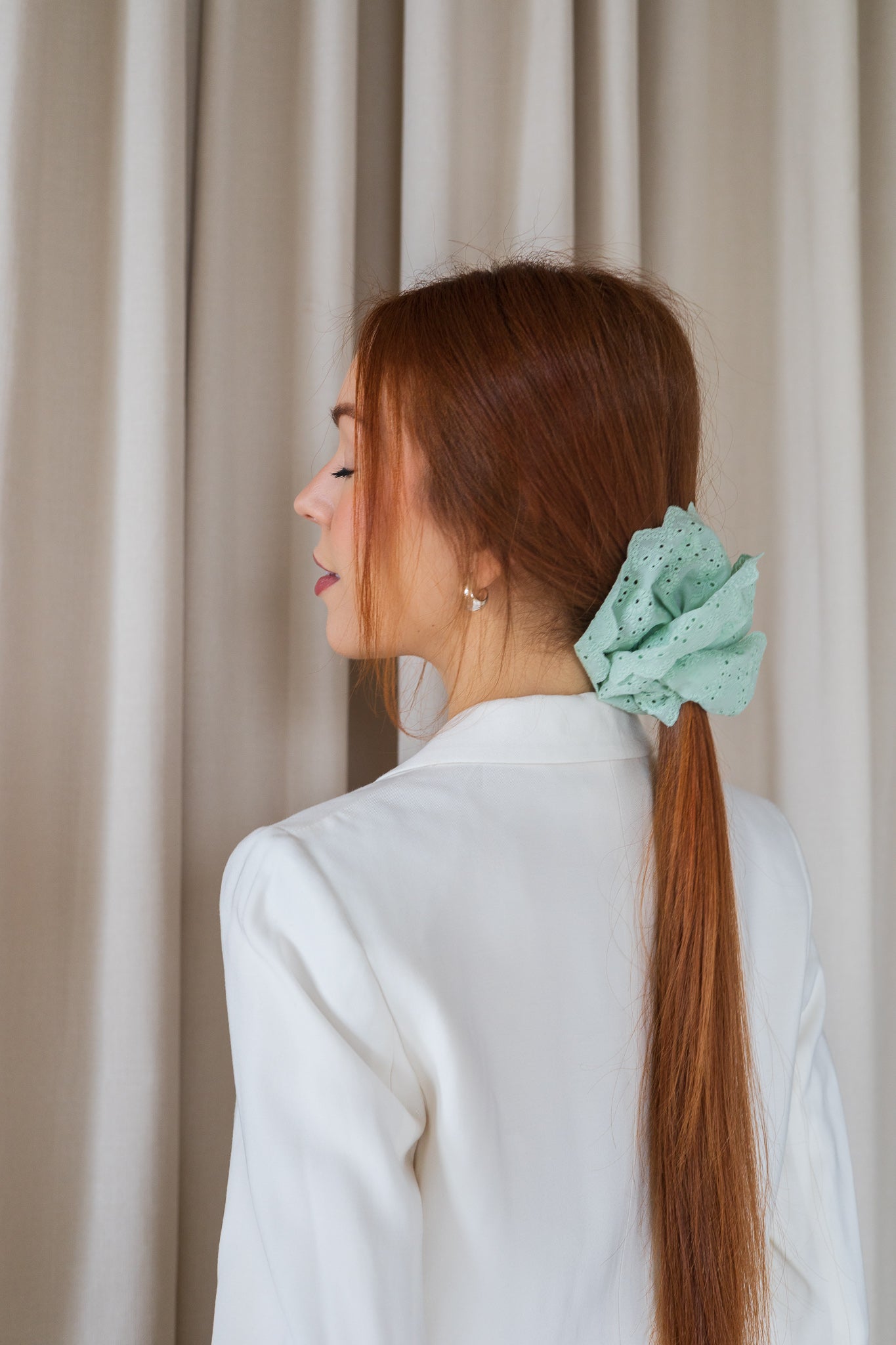 Échantillon - chouchou en broderie anglaise vert menthe