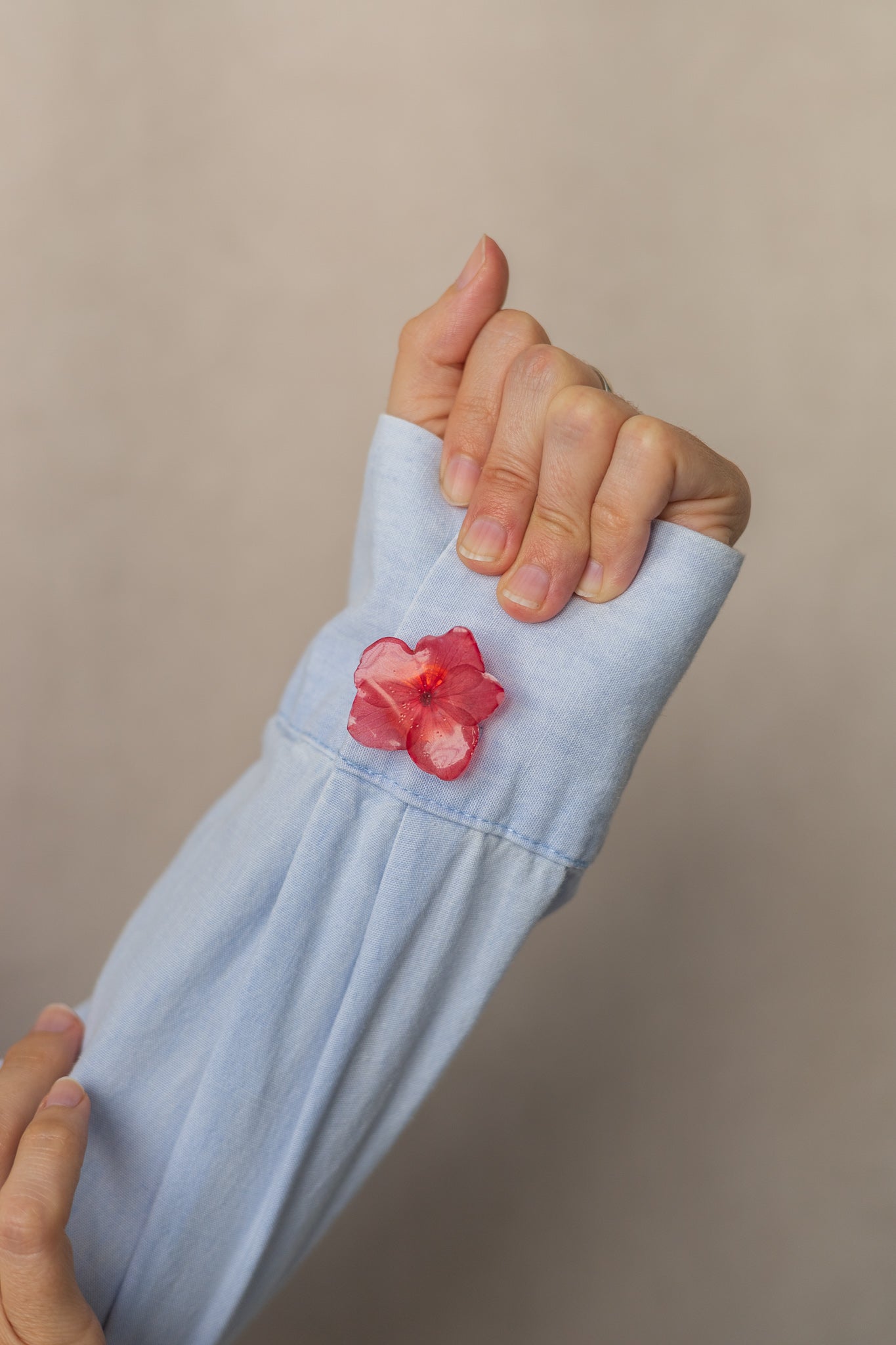 Dried flower shirt button cover