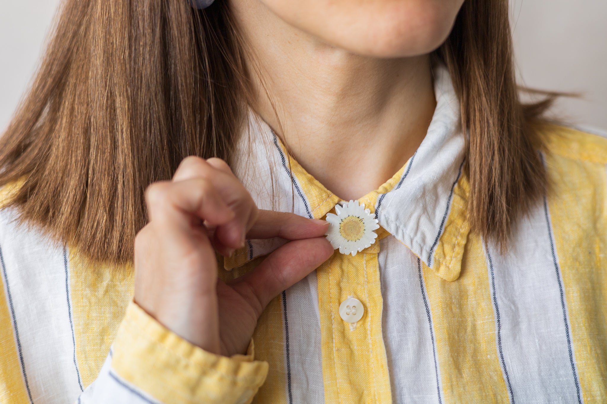 Dried flower shirt button cover