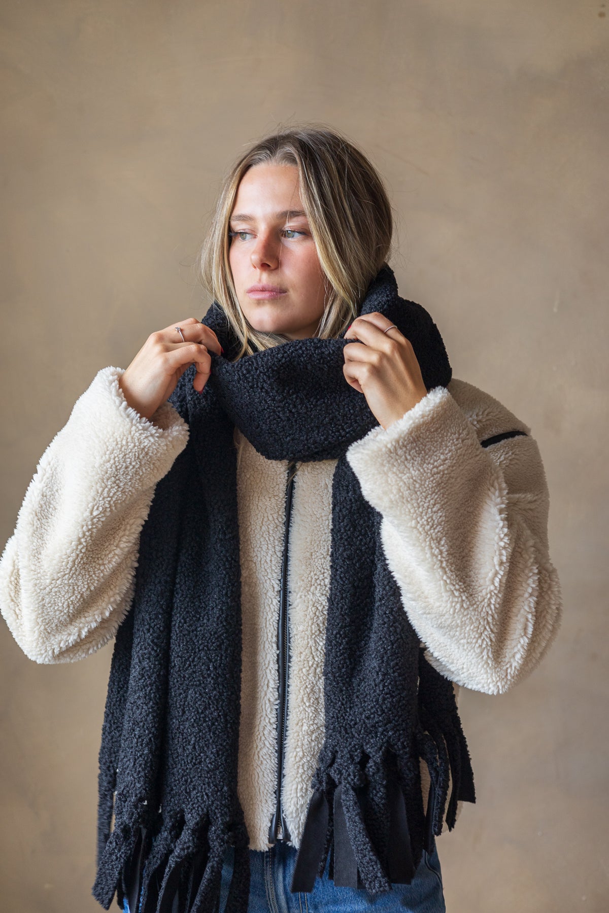 Foulard à franges en sherpa noir