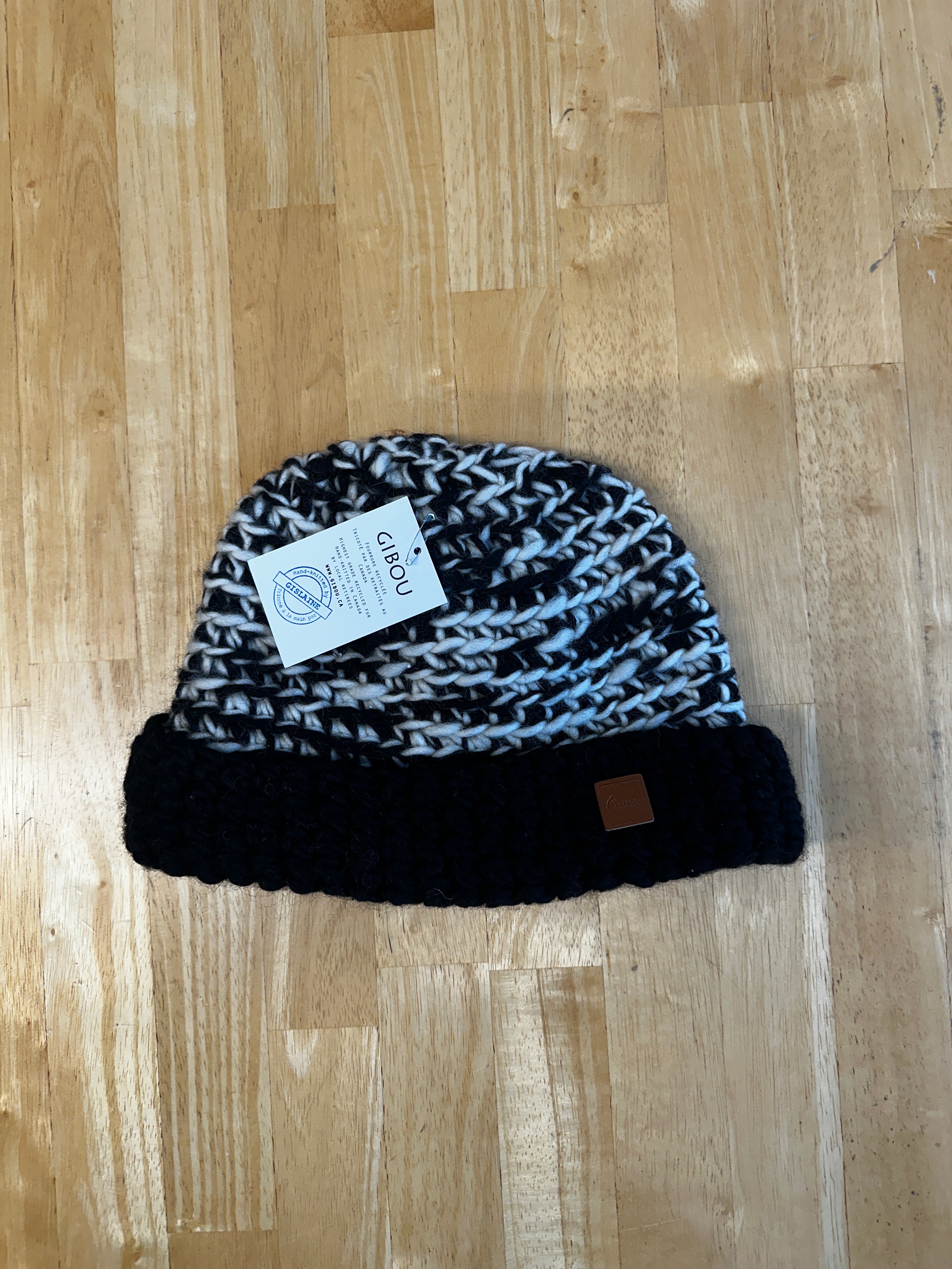 Échantillon - tuque tricotée retournée blanche et noire