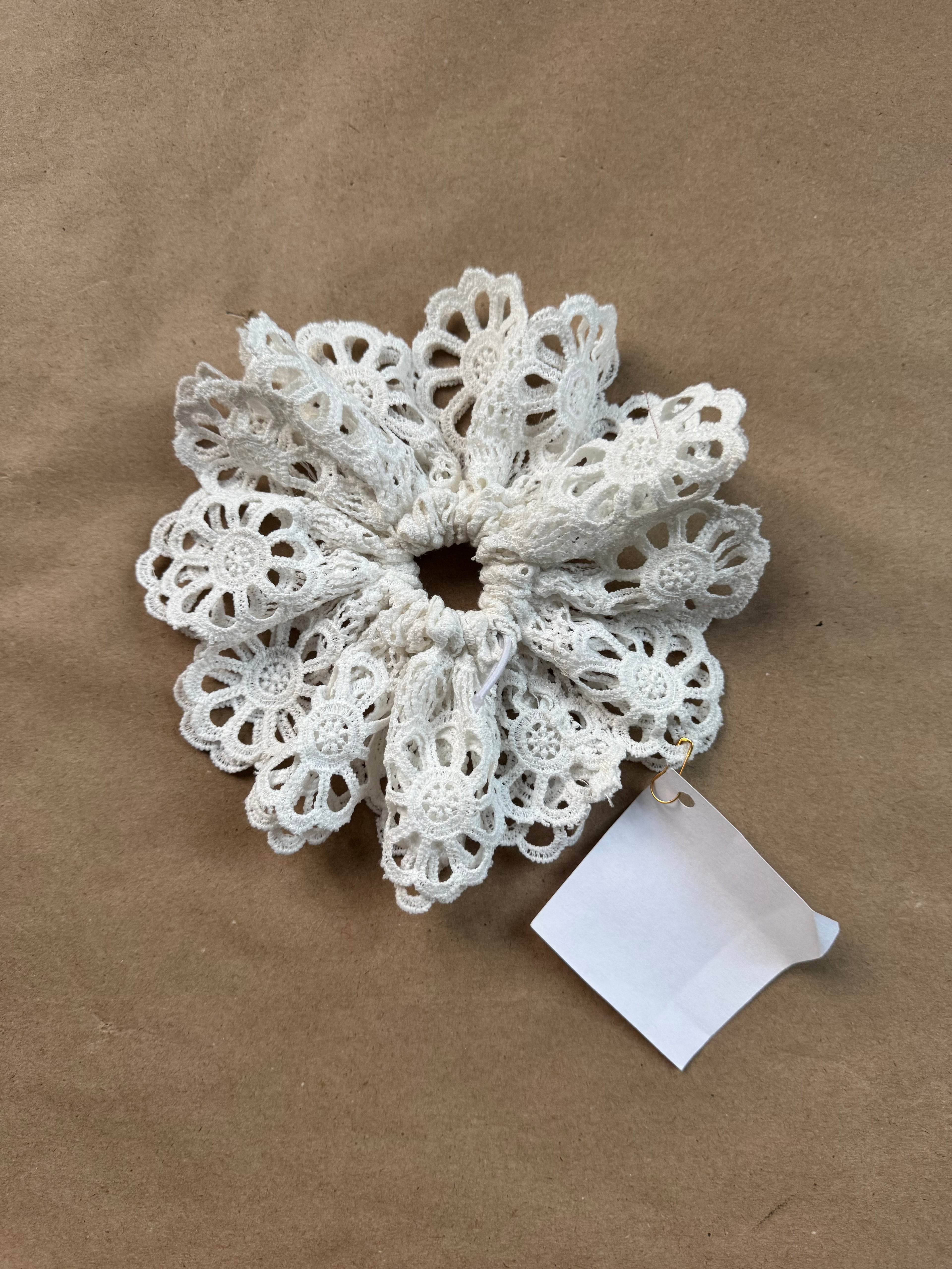 Échantillon - Chouchou en dentelle décoratif