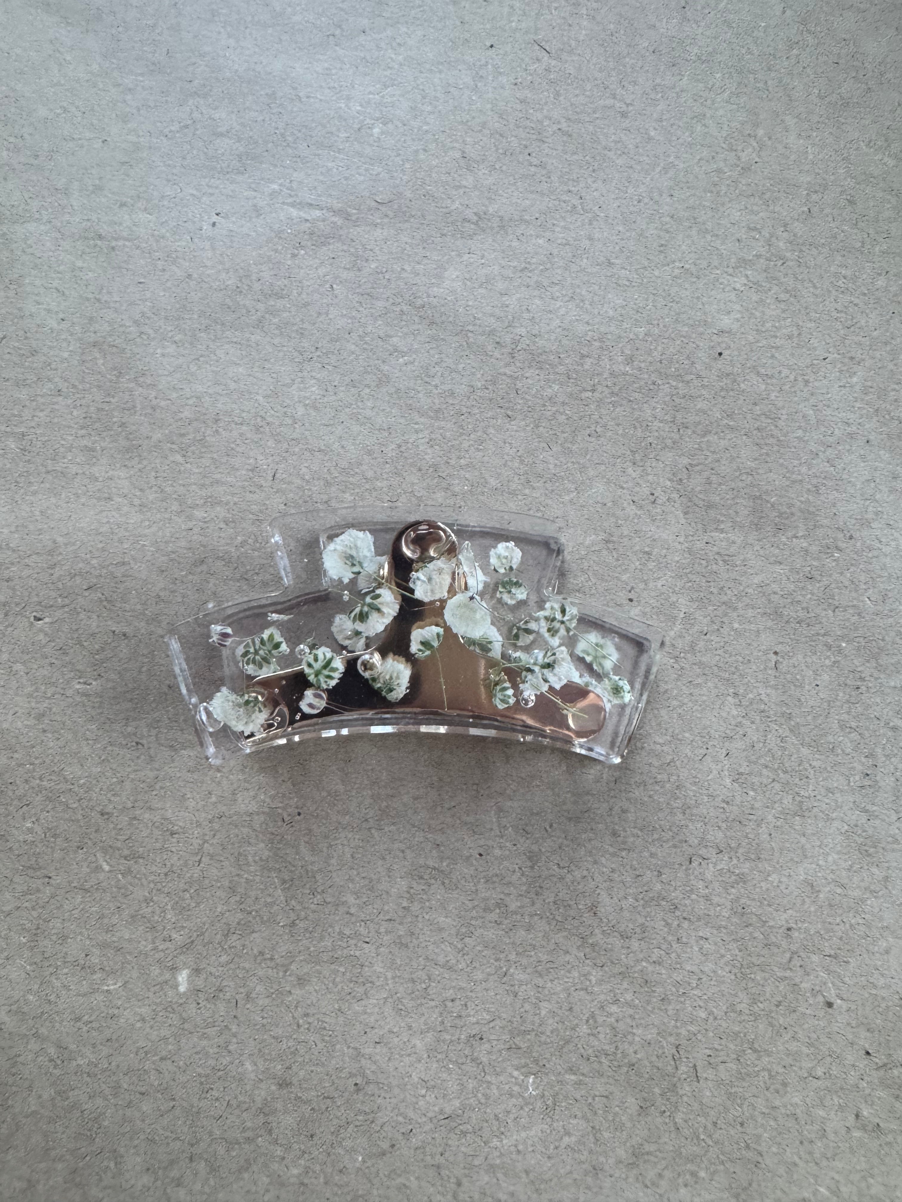 Imparfait - Pince en résine  inégale avec fleurs blanches