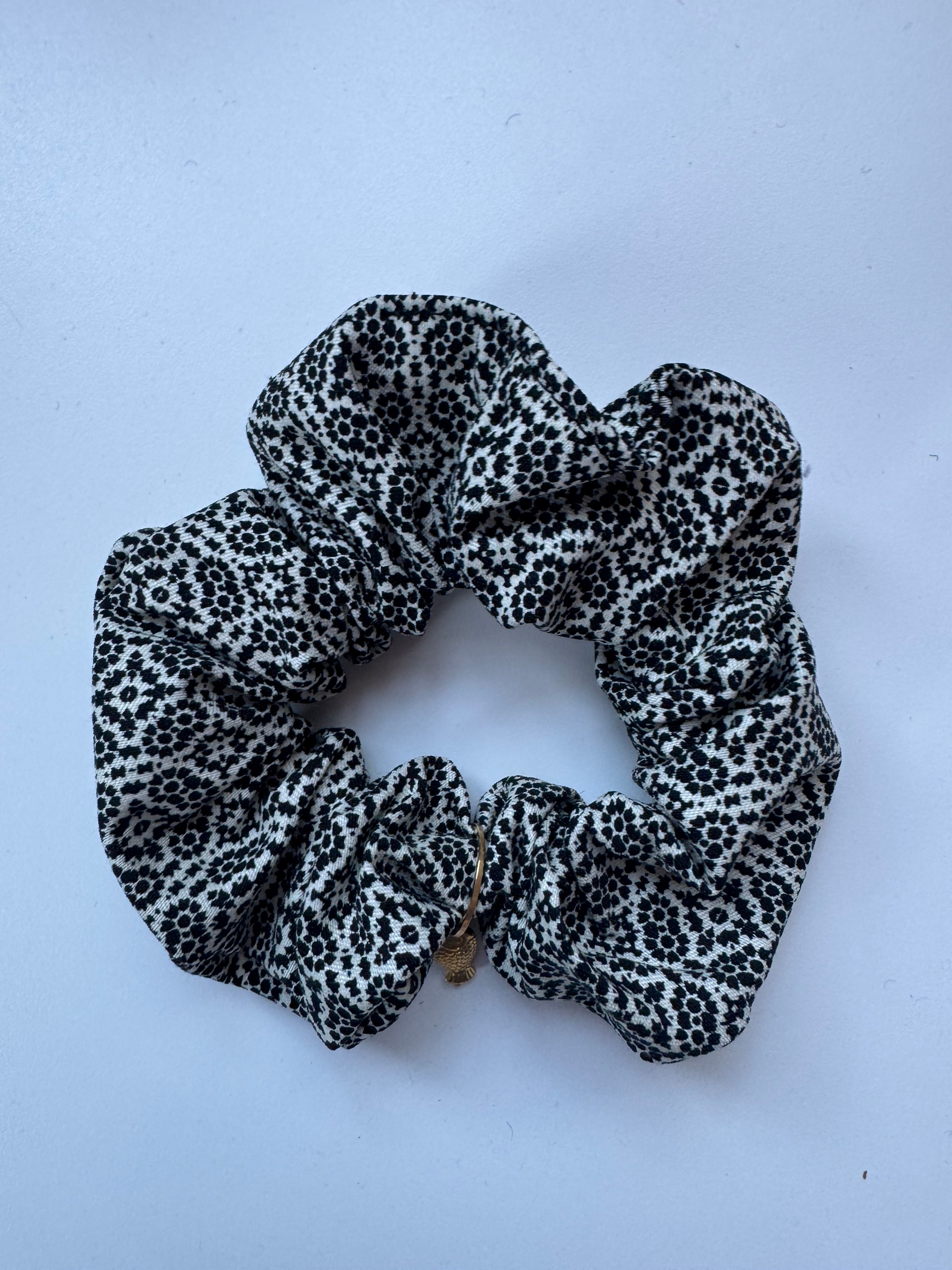 Échantillon - Chouchou damassé à breloque mini poisson