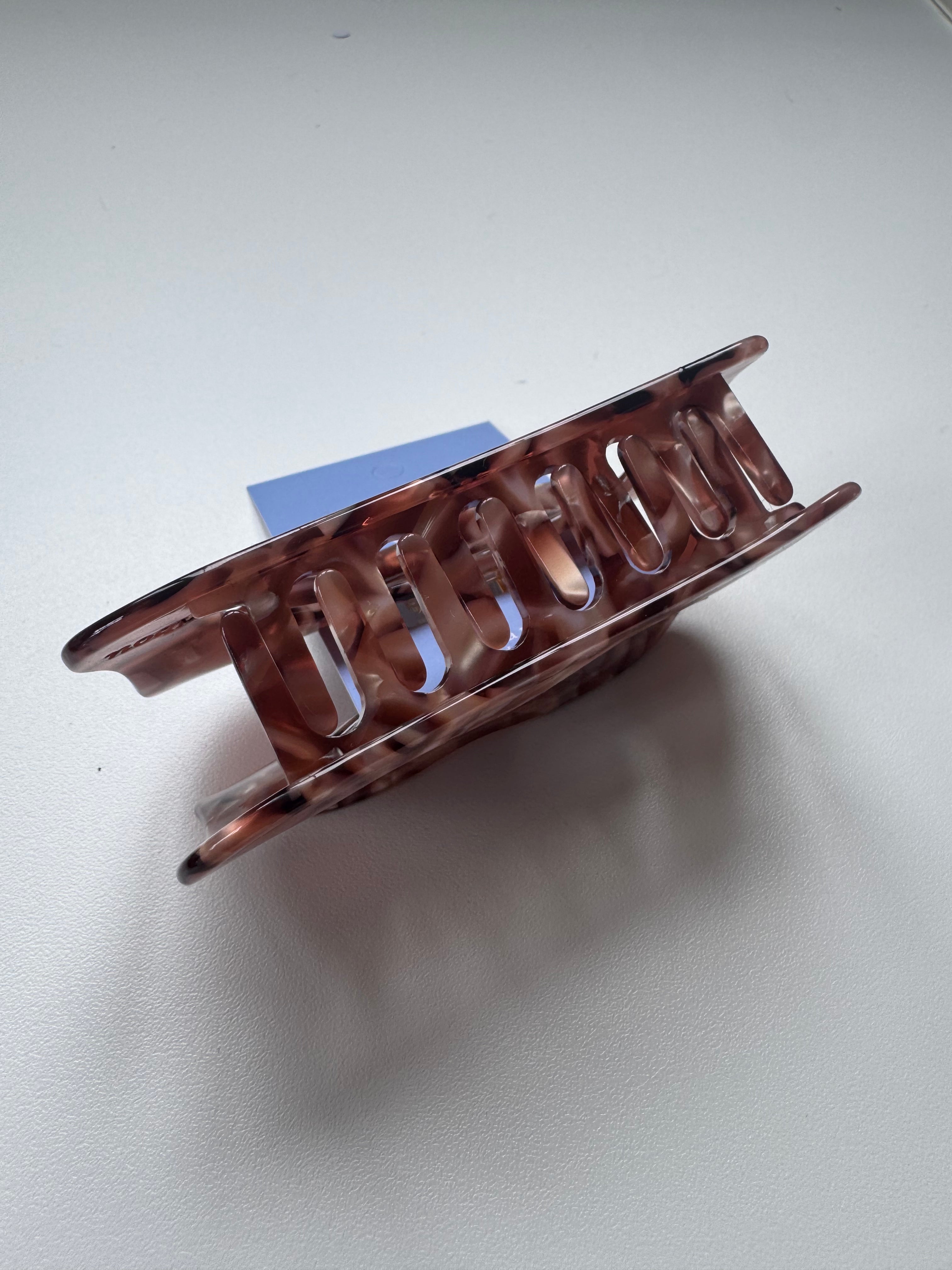 Imperfect - Ludi hazelnut brown acetate clip