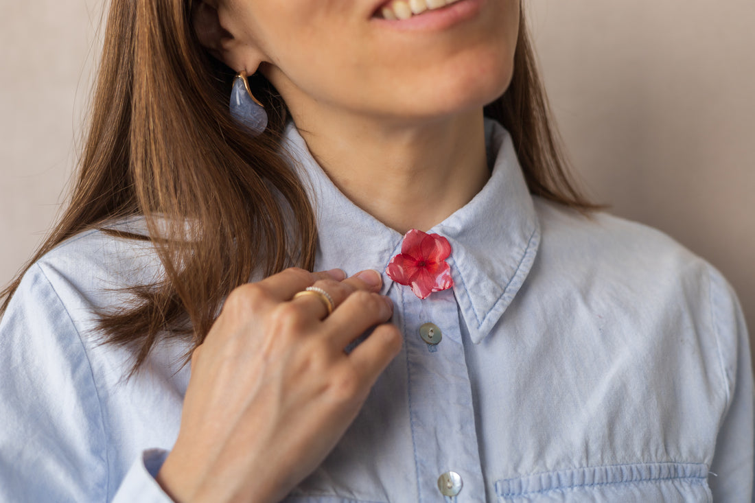 Imparfait - Cache bouton en fleur rouge