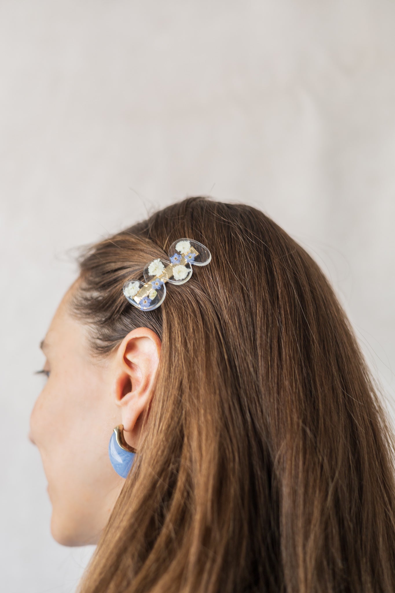 Wavy barrette with dried flowers
