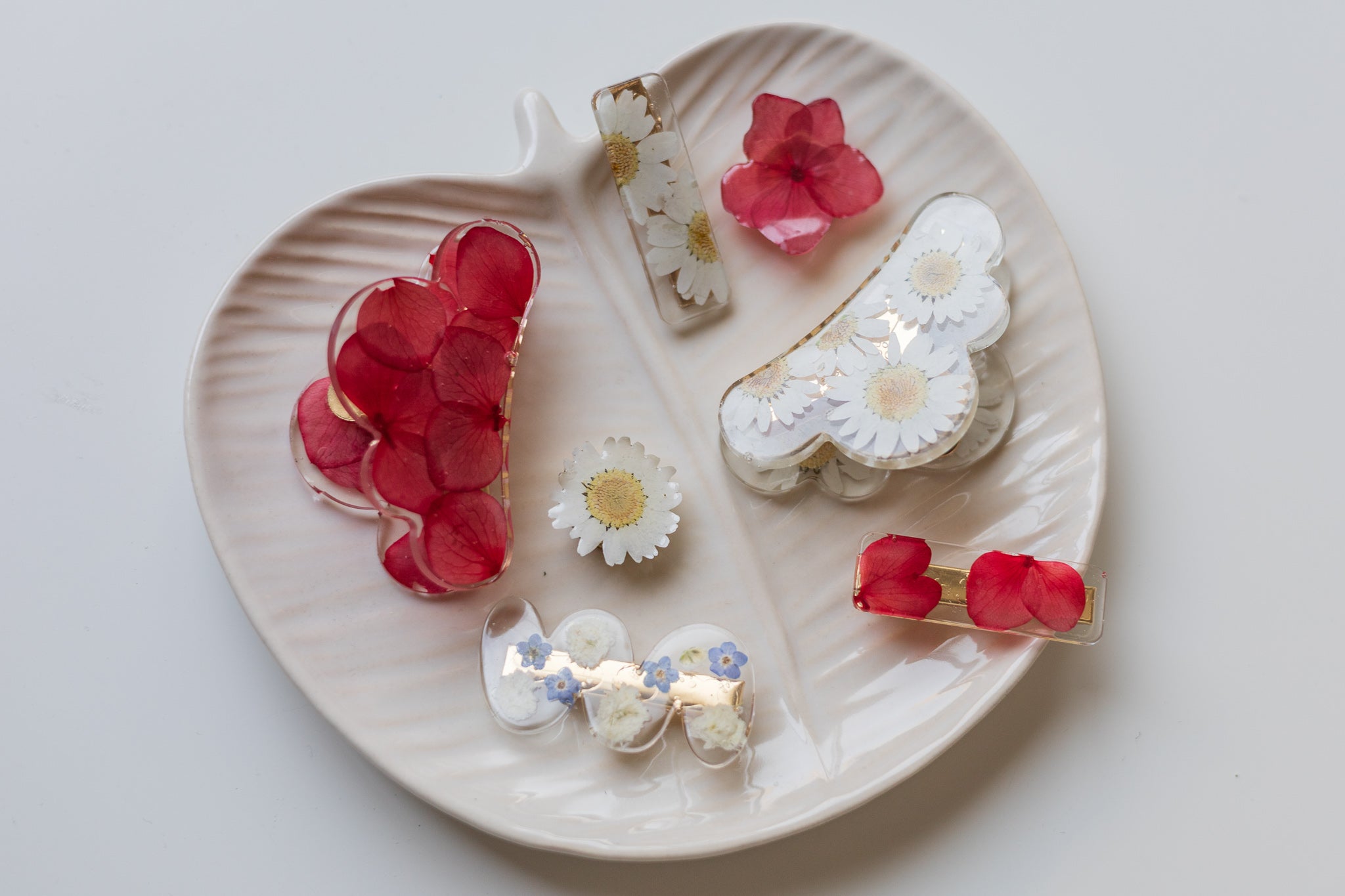 Wavy barrette with dried flowers