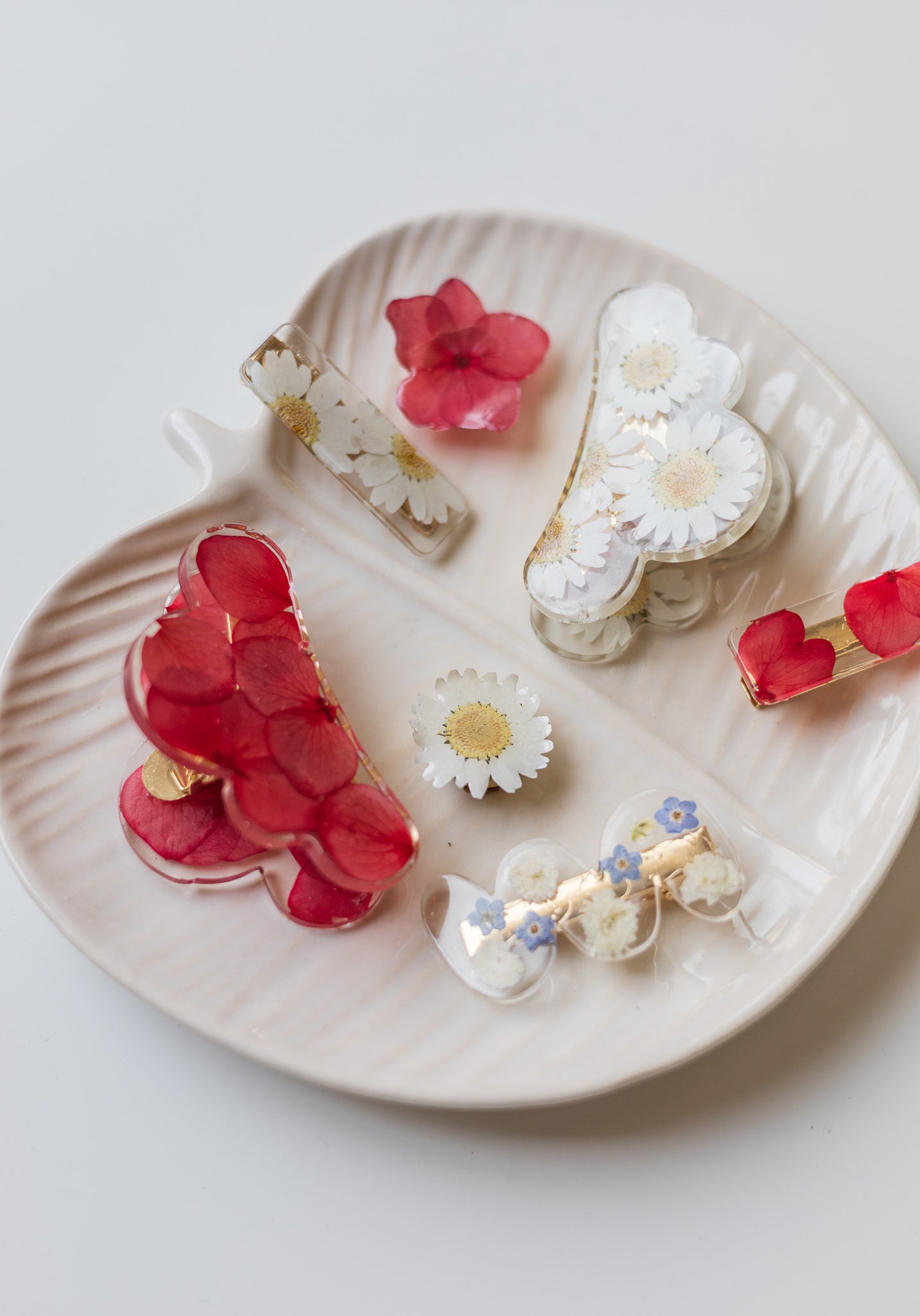 Straight barrette with dried flowers