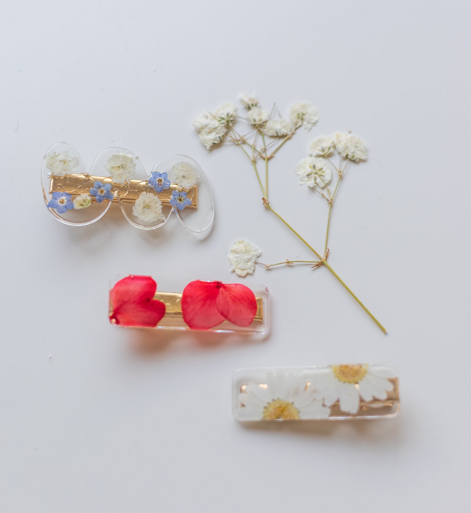 Wavy barrette with dried flowers