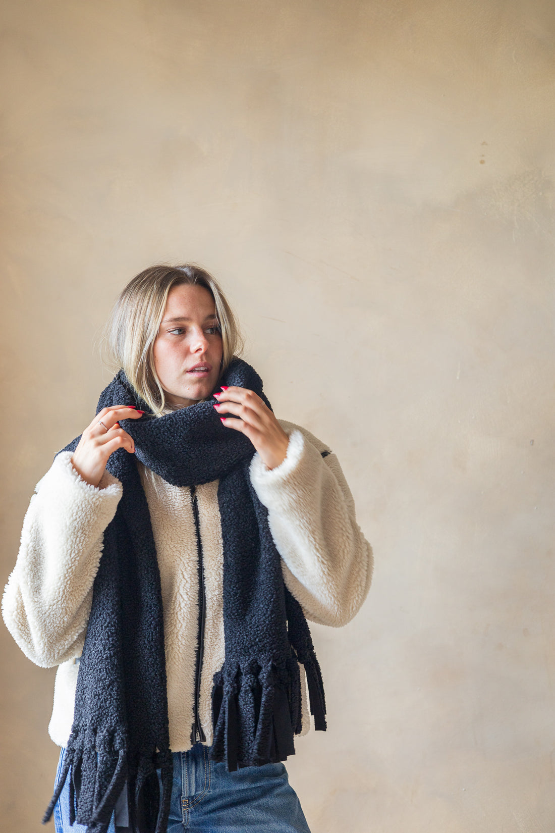Foulard à franges en sherpa noir