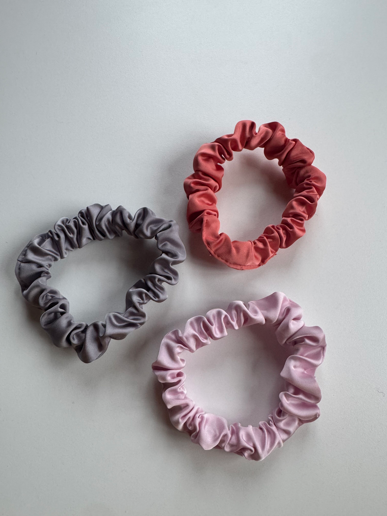 Échantillon - Trio mini chouchous en satin pêche rosé, gris et rose ballerine