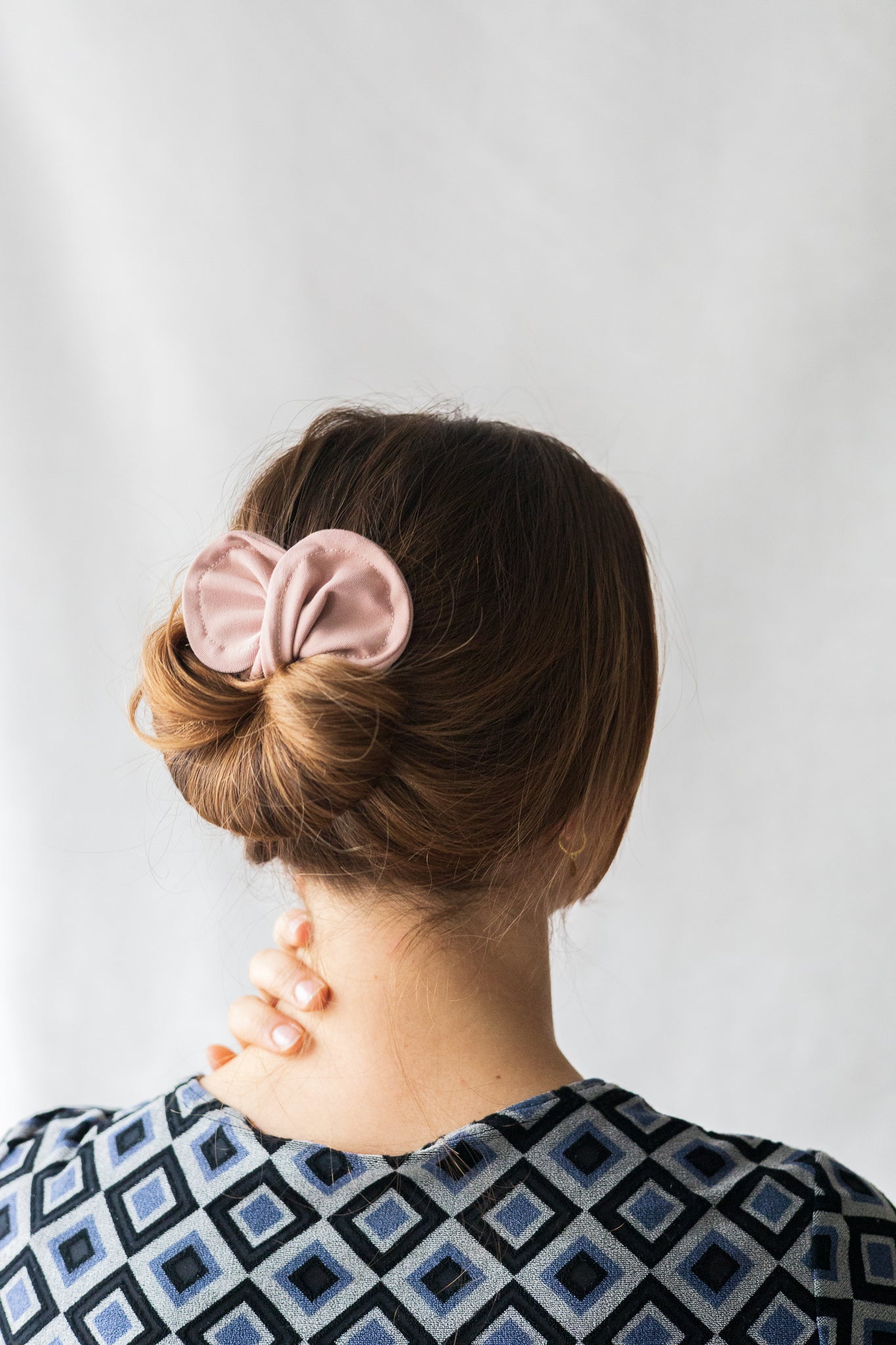 Imparfait - chignon vieux rose avec petite tache