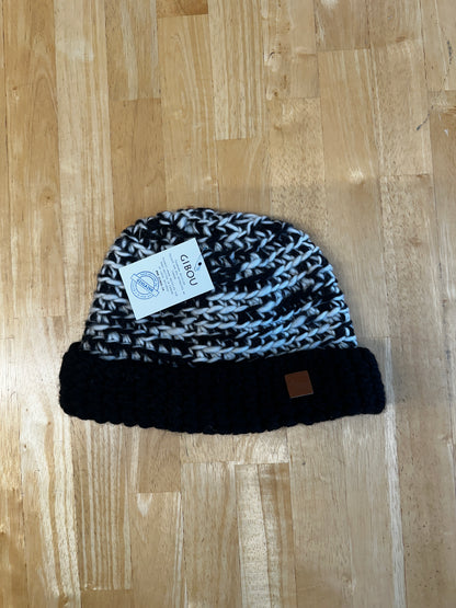 Échantillon - tuque tricotée retournée blanche et noire