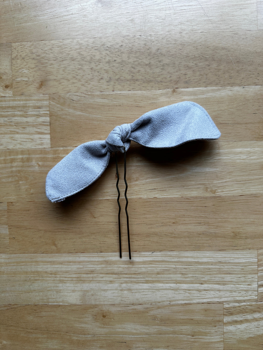 Imparfait - Épingle bouclée grise