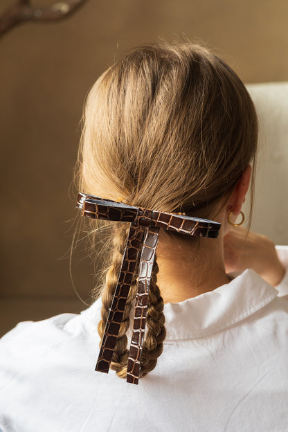 Boucle en similicuir sur barrette dorée