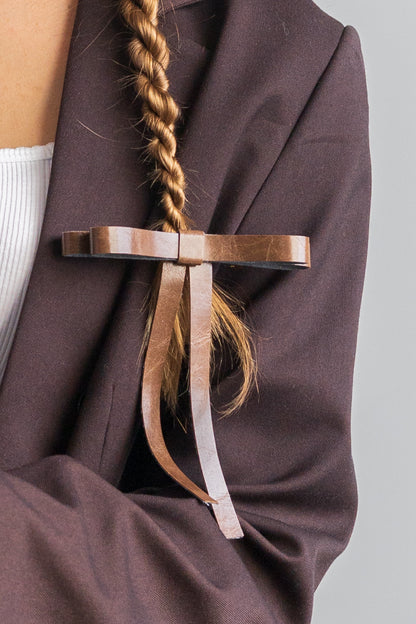 Boucle en similicuir sur barrette dorée