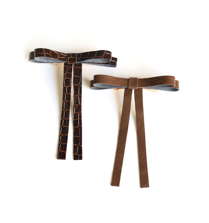 Boucle en similicuir sur barrette dorée