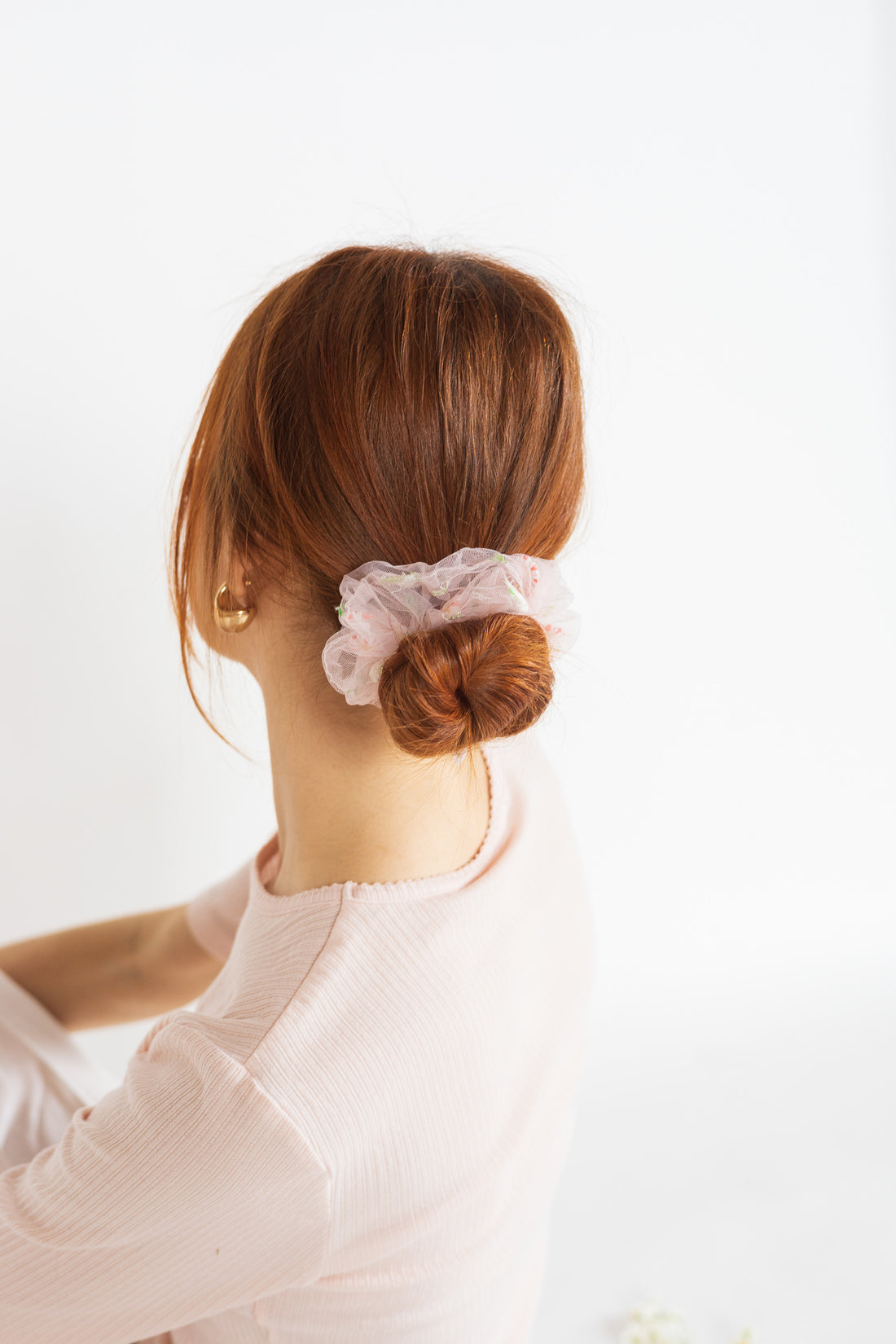 Chouchou en crinoline avec fleurs brodées