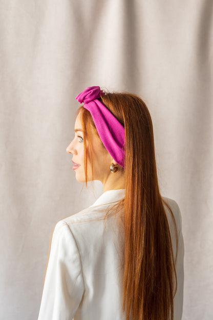 Wide twistable headband with integrated metal rod