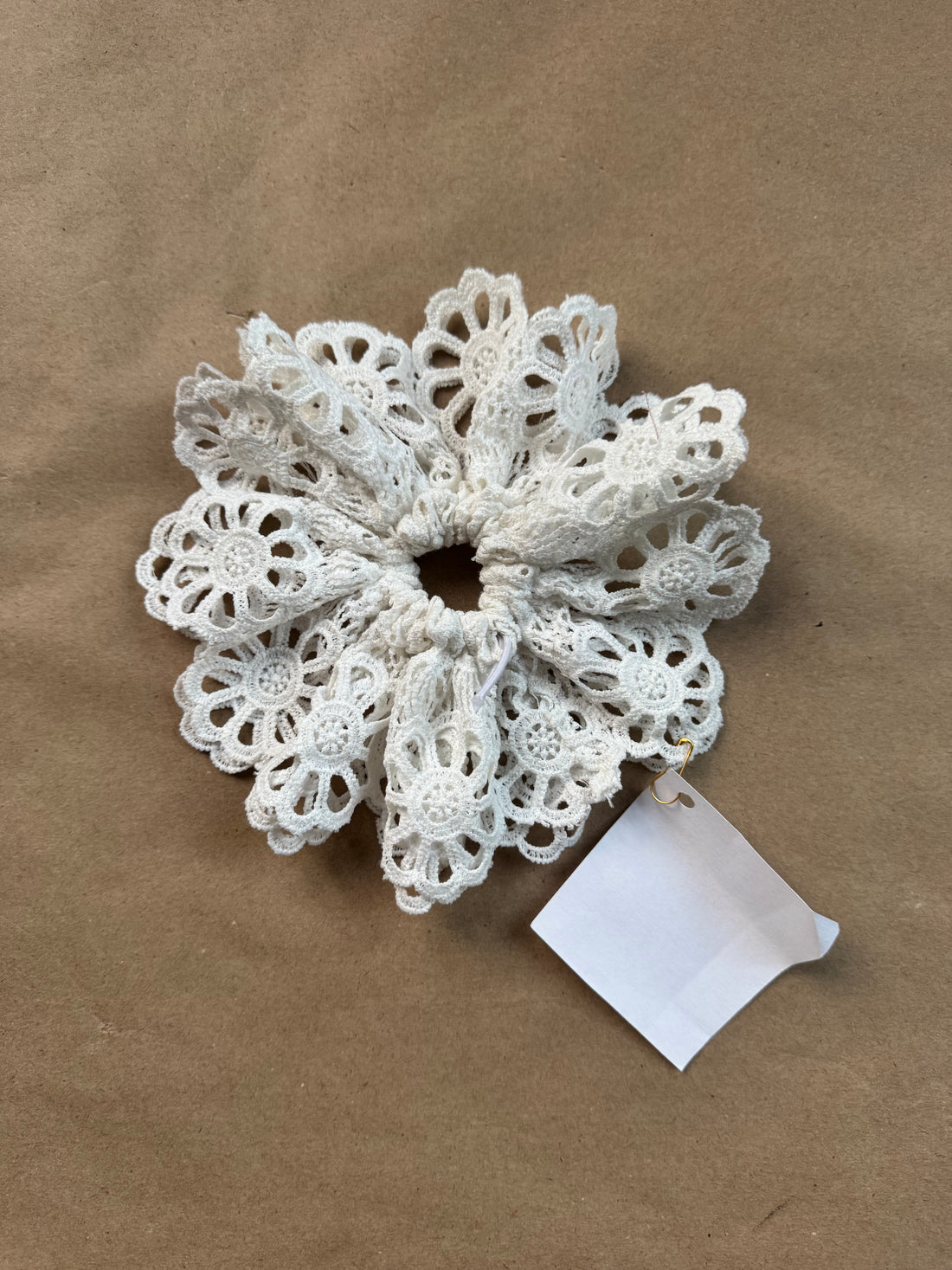 Échantillon - Chouchou en dentelle décoratif