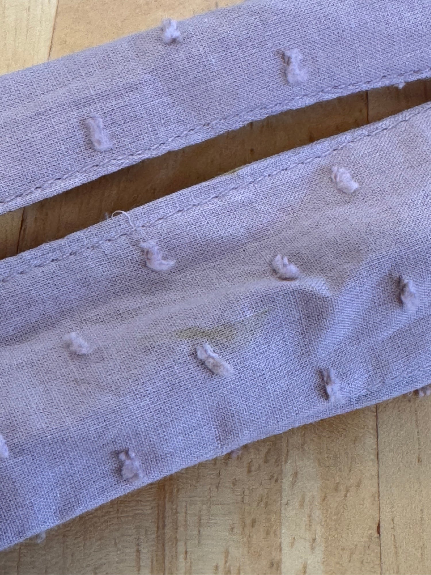 Imparfait - chignon vieux rose avec petite tache