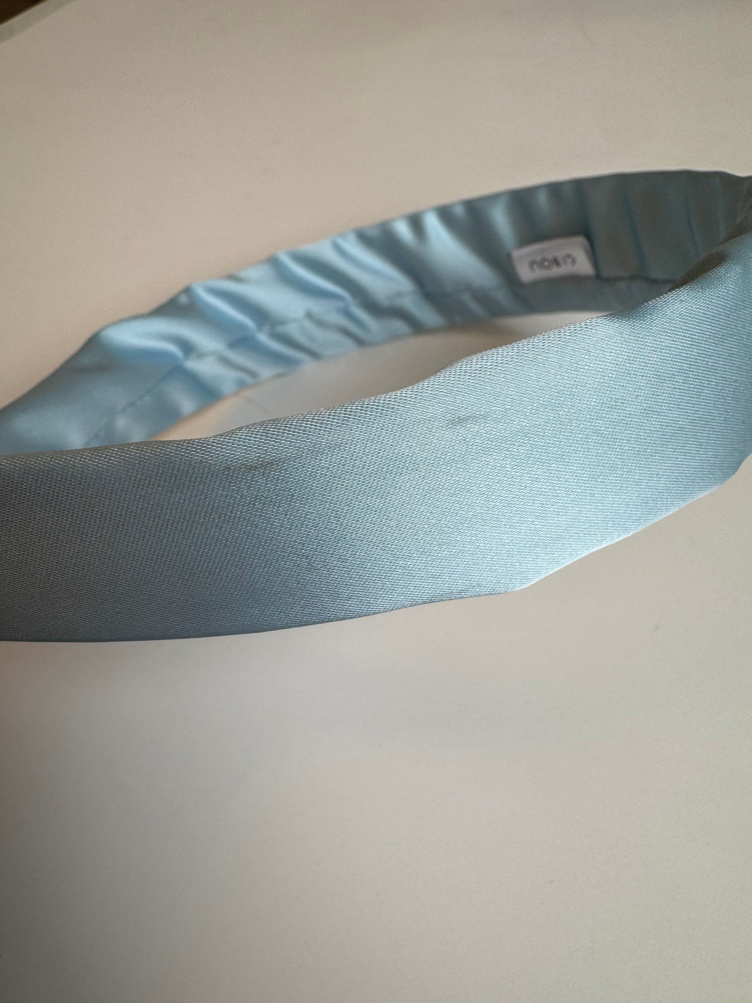 Imparfait - Passe foulard en satin bleu pale