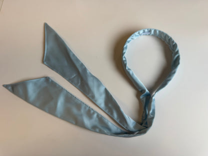 Imparfait - Passe foulard en satin bleu pale