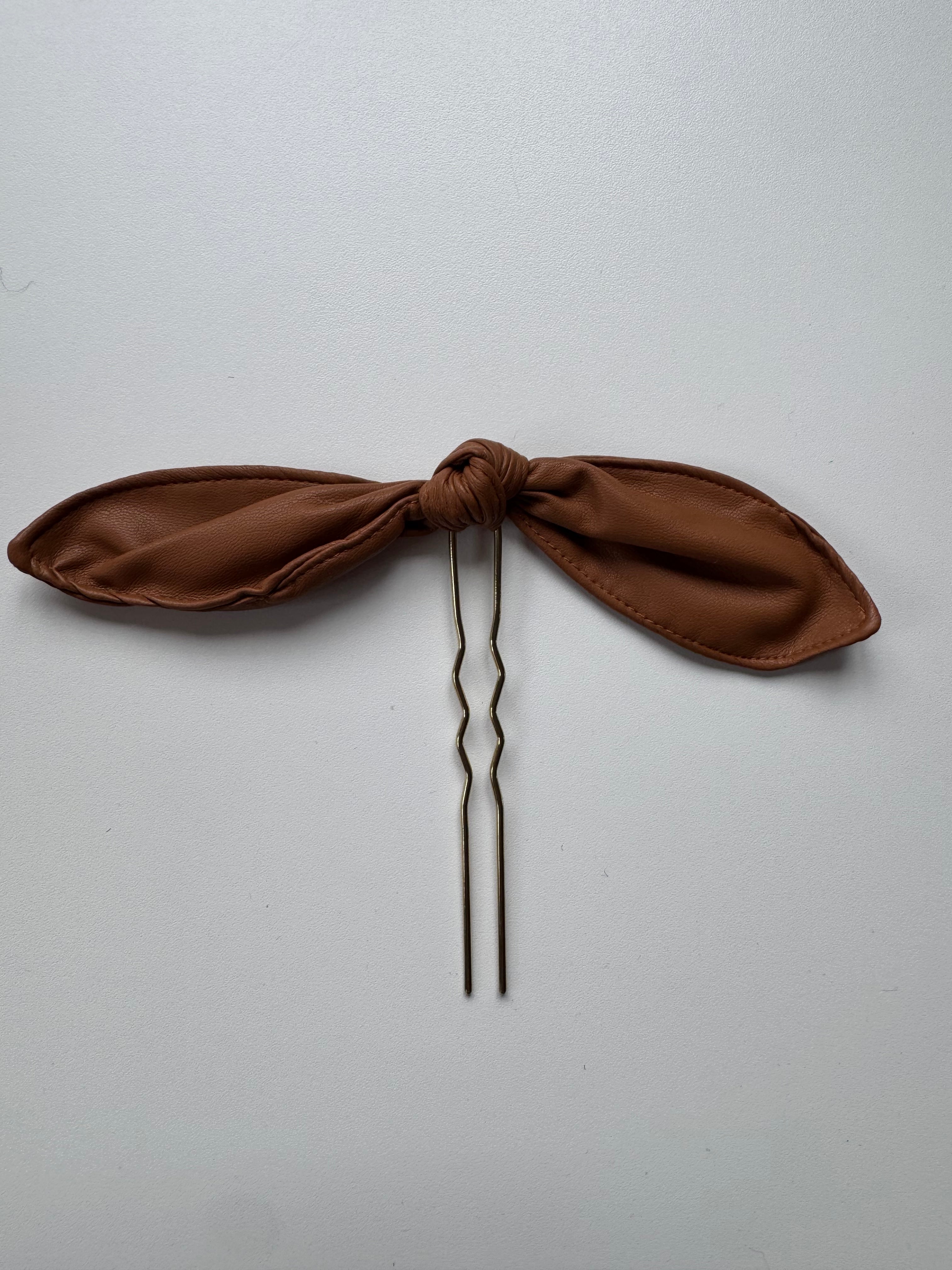 Échantillon - Épingle à cheveux bouclée en similicuir