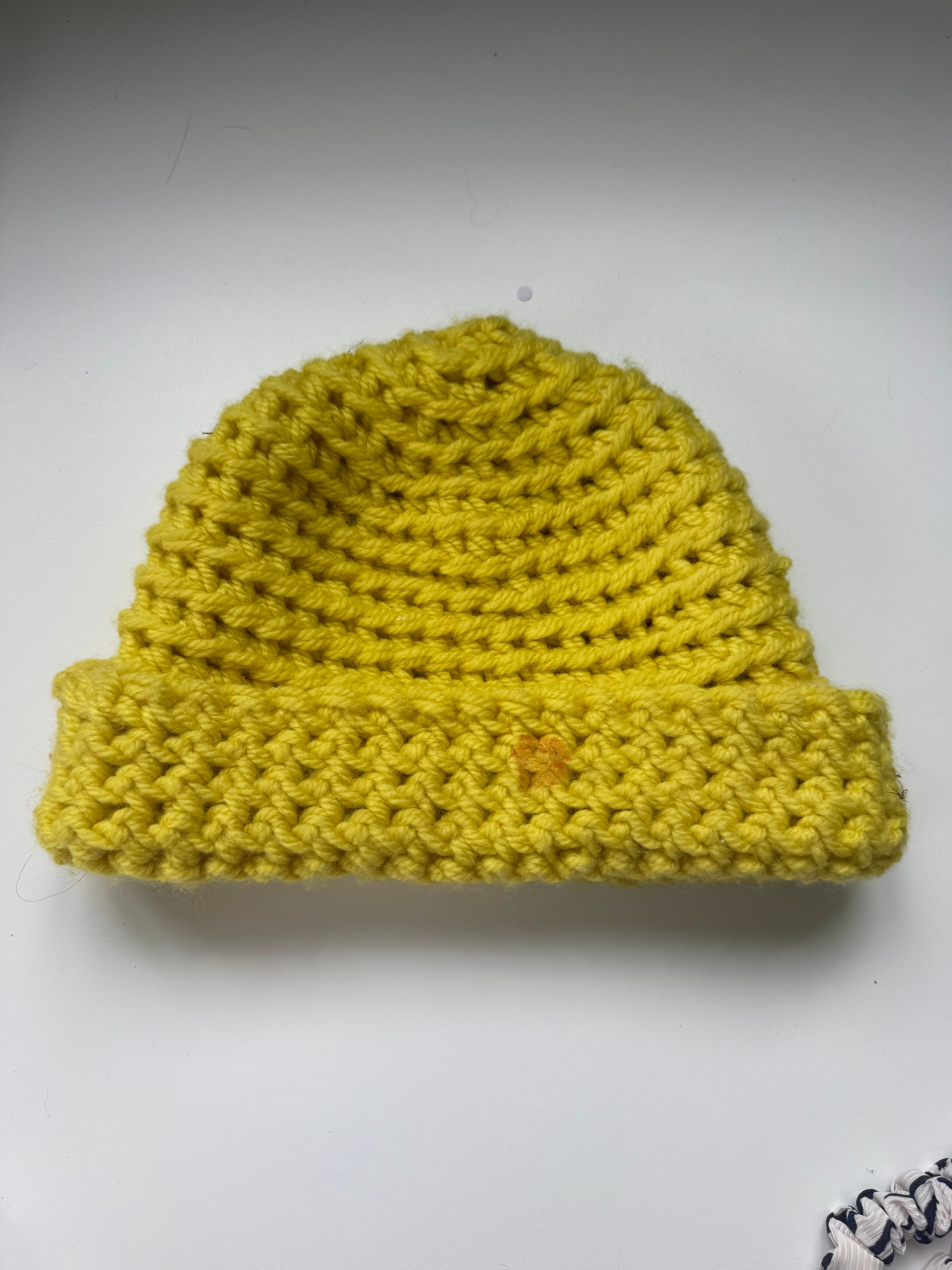 Échantillon - Tuque retournée tricotée à la main jaune