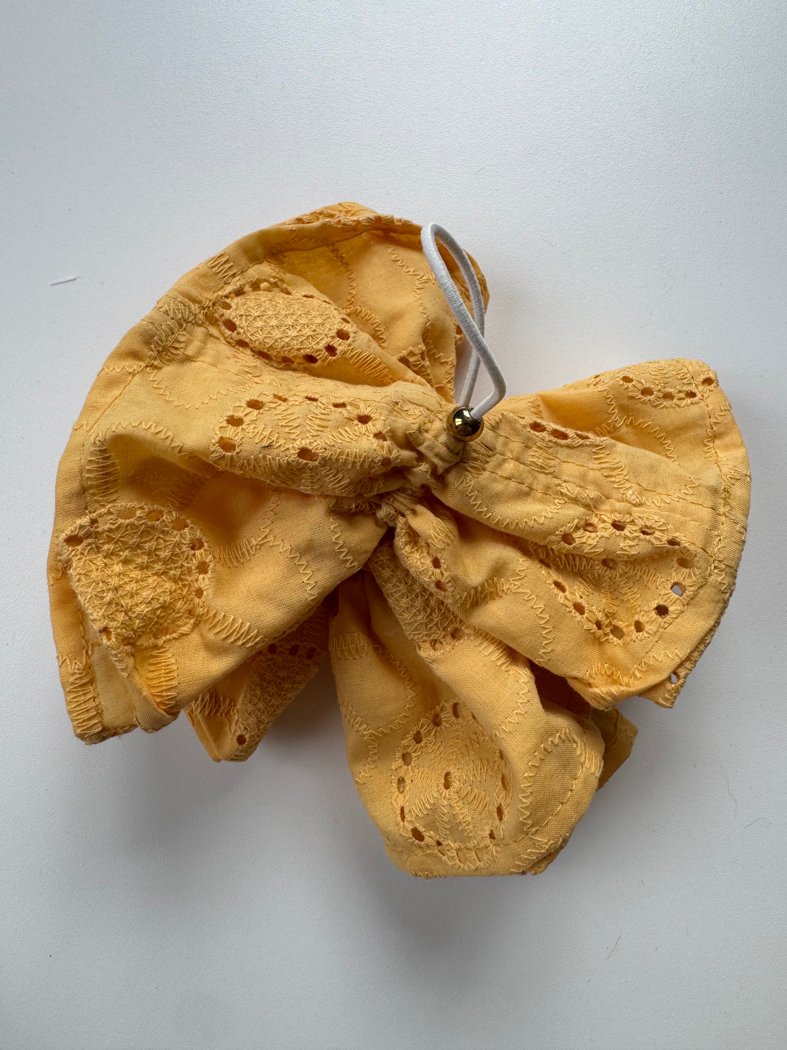 Échantillon - Chouchou broderie anglaise jaune flamenco