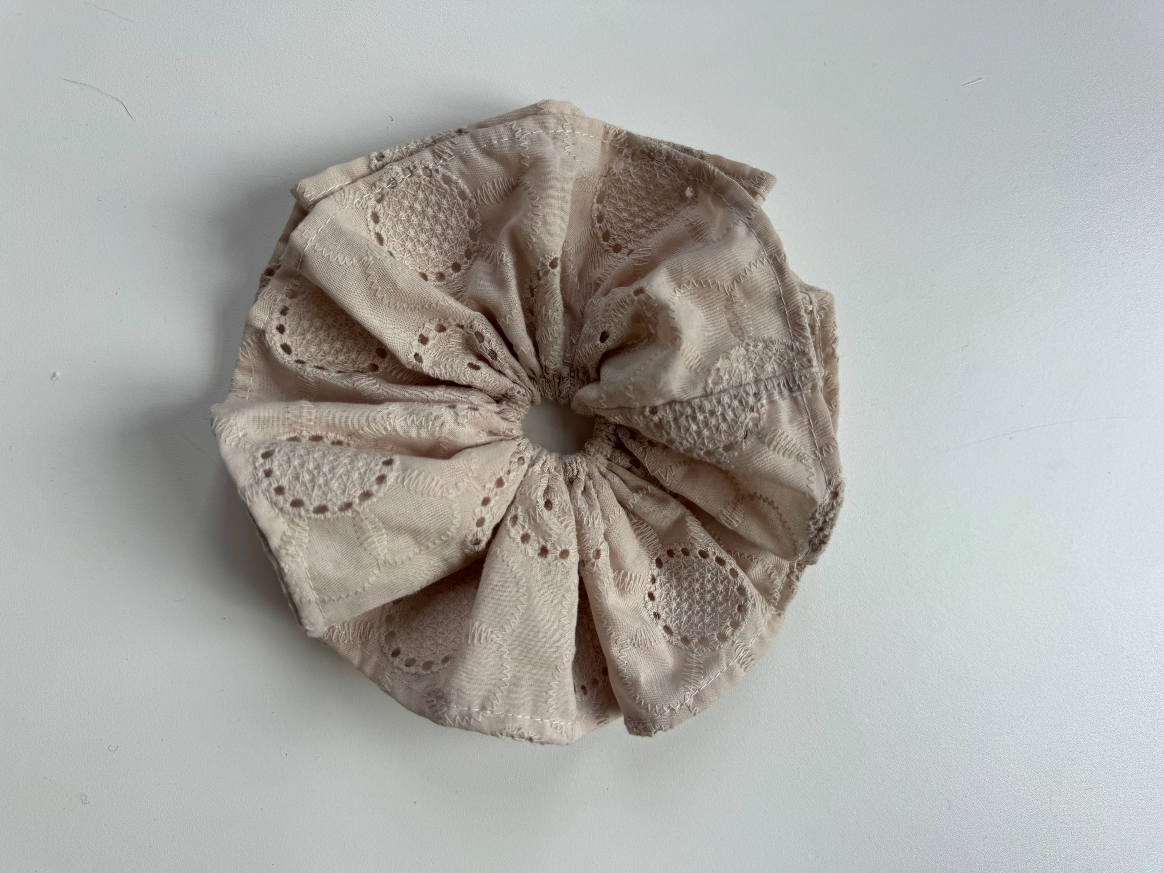 Échantillon - Chouchou en broderie anglaise latté