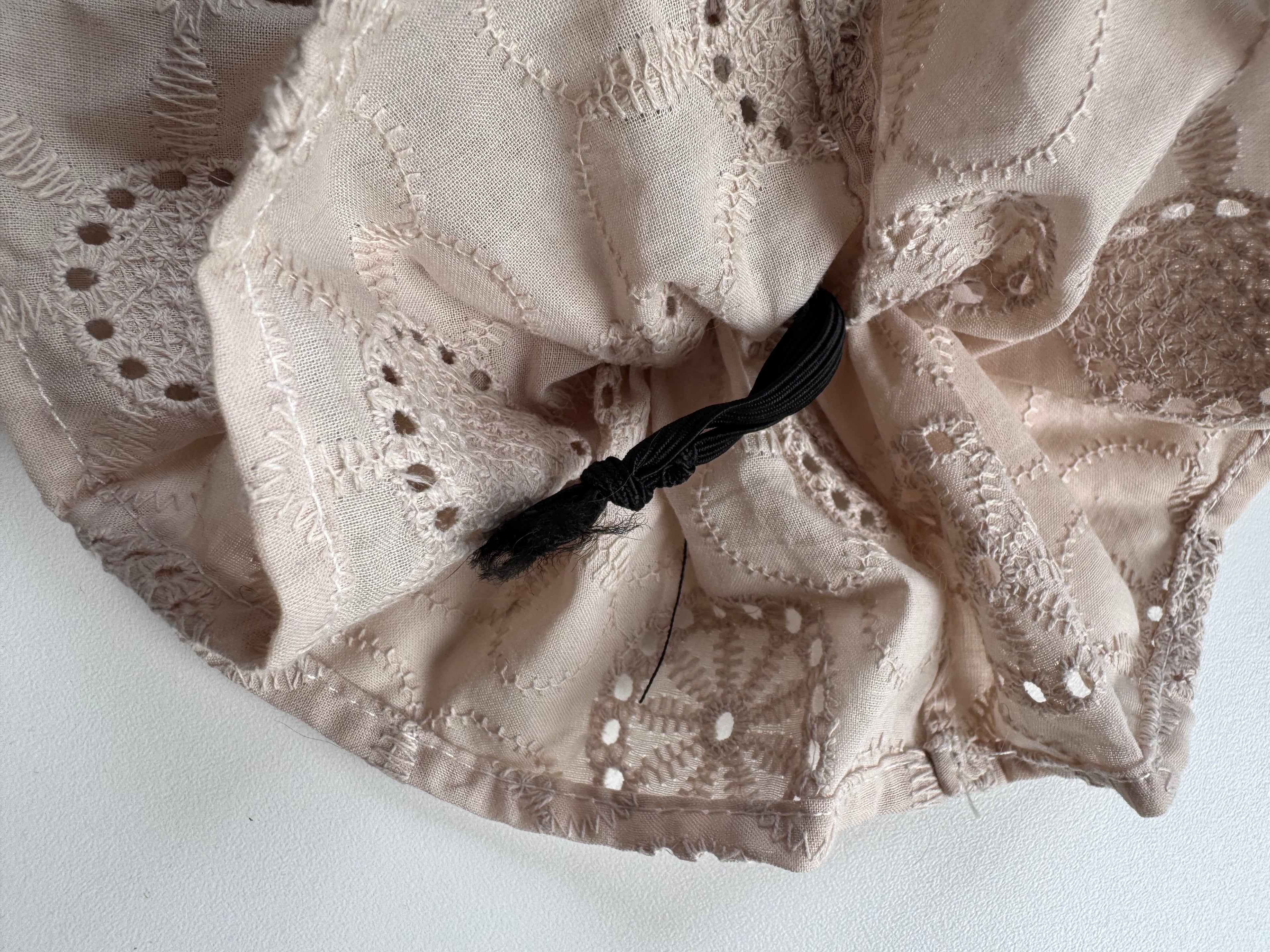 Échantillon - Chouchou en broderie anglaise latté