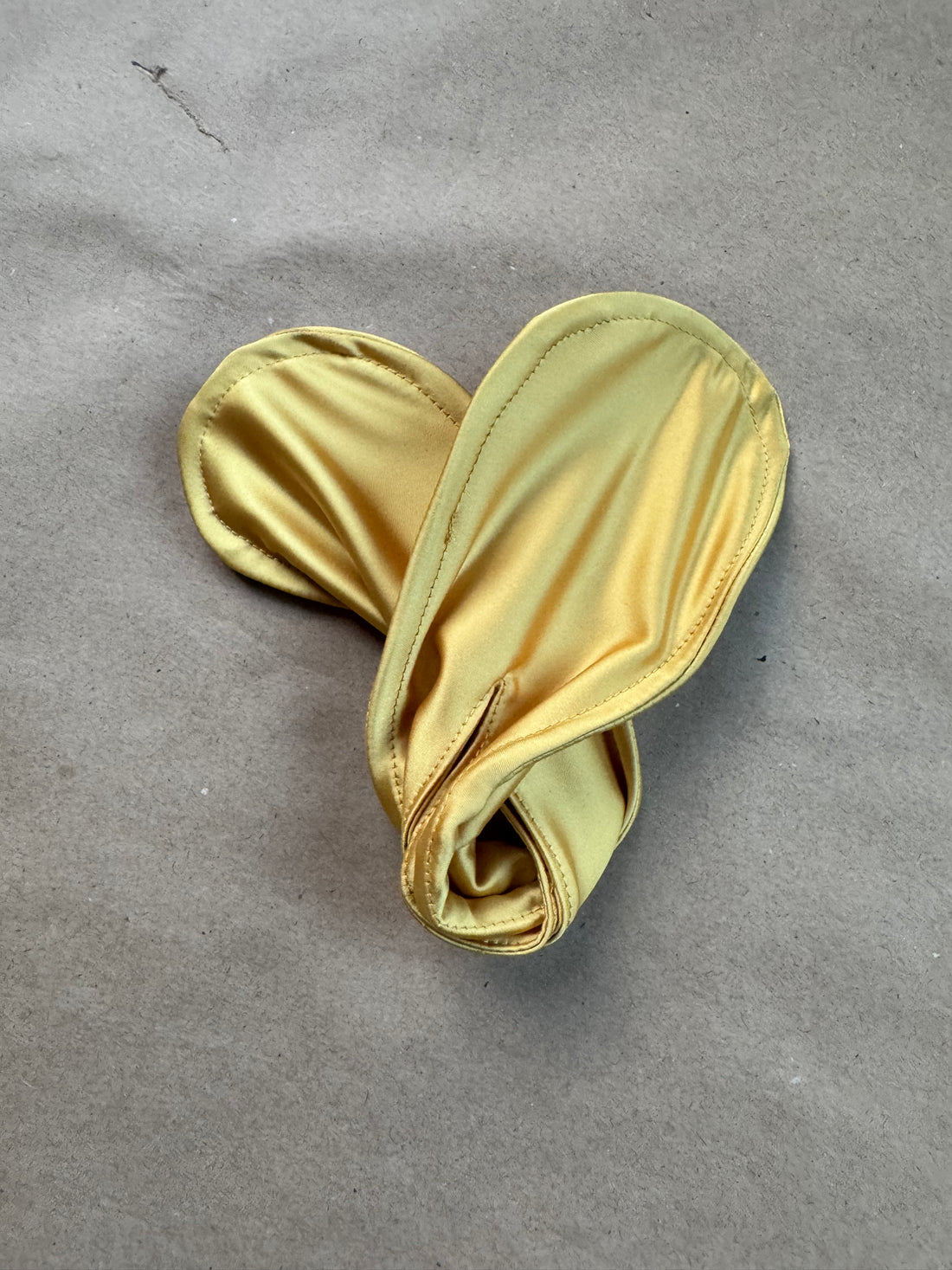 Imparfait - Chignon jaune en satin