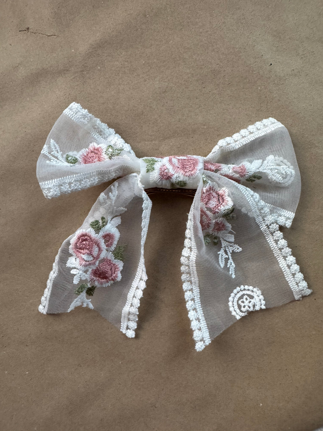 Boucle en dentelle floral sur barrette