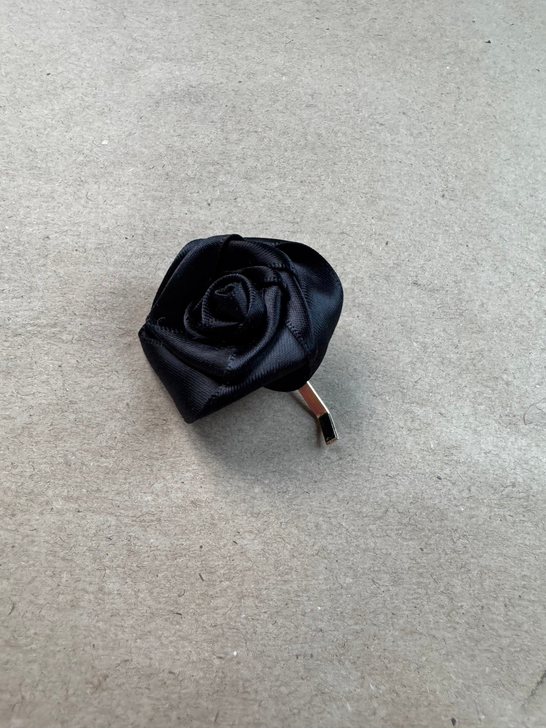 Échantillon - Fleur en satin noir sur crochet métallique