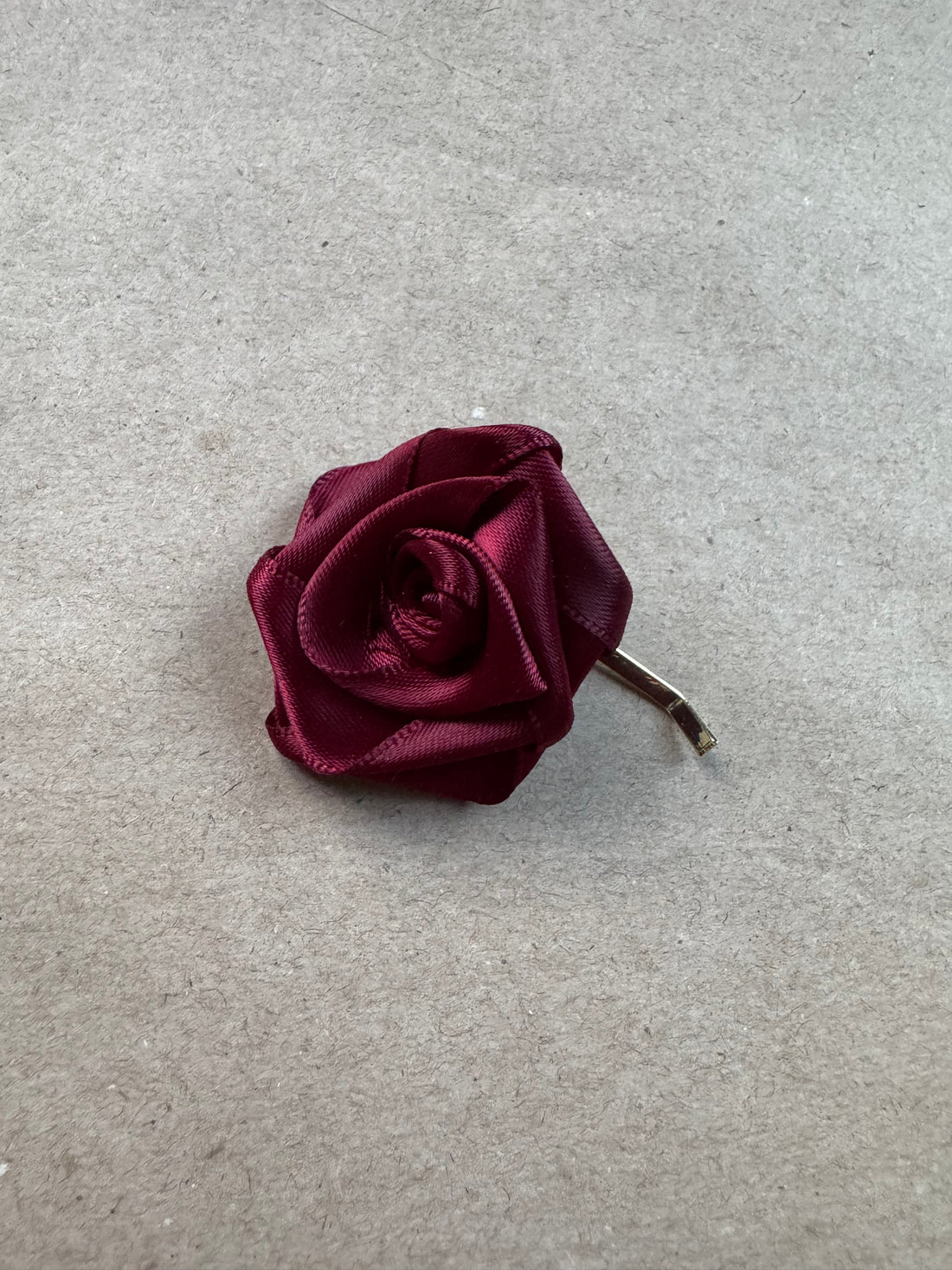 Échantillon - Fleur en satin rouge vin sur crochet métallique