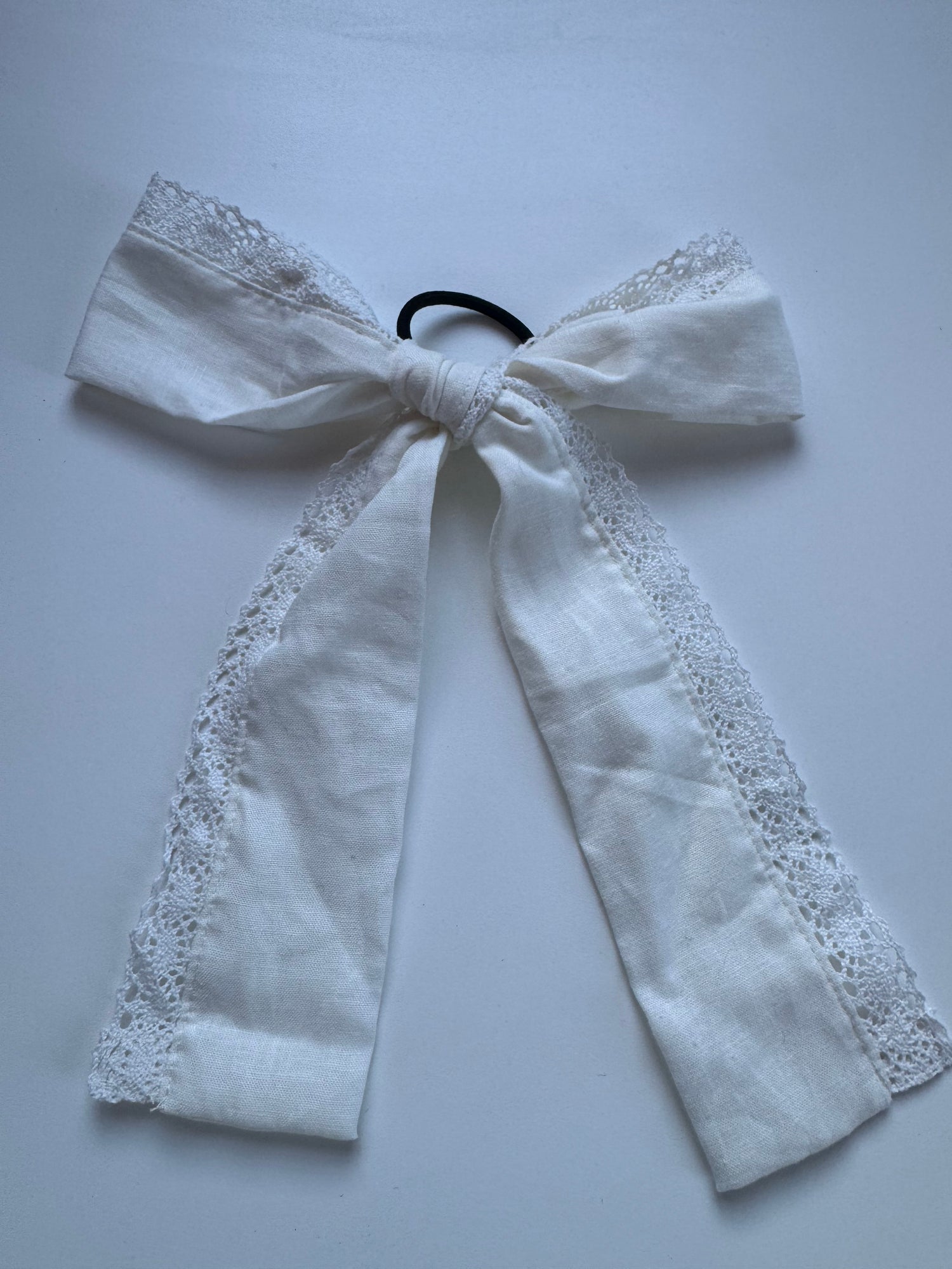 Échantillon - Boucle en lin à bordure en dentelle blanche