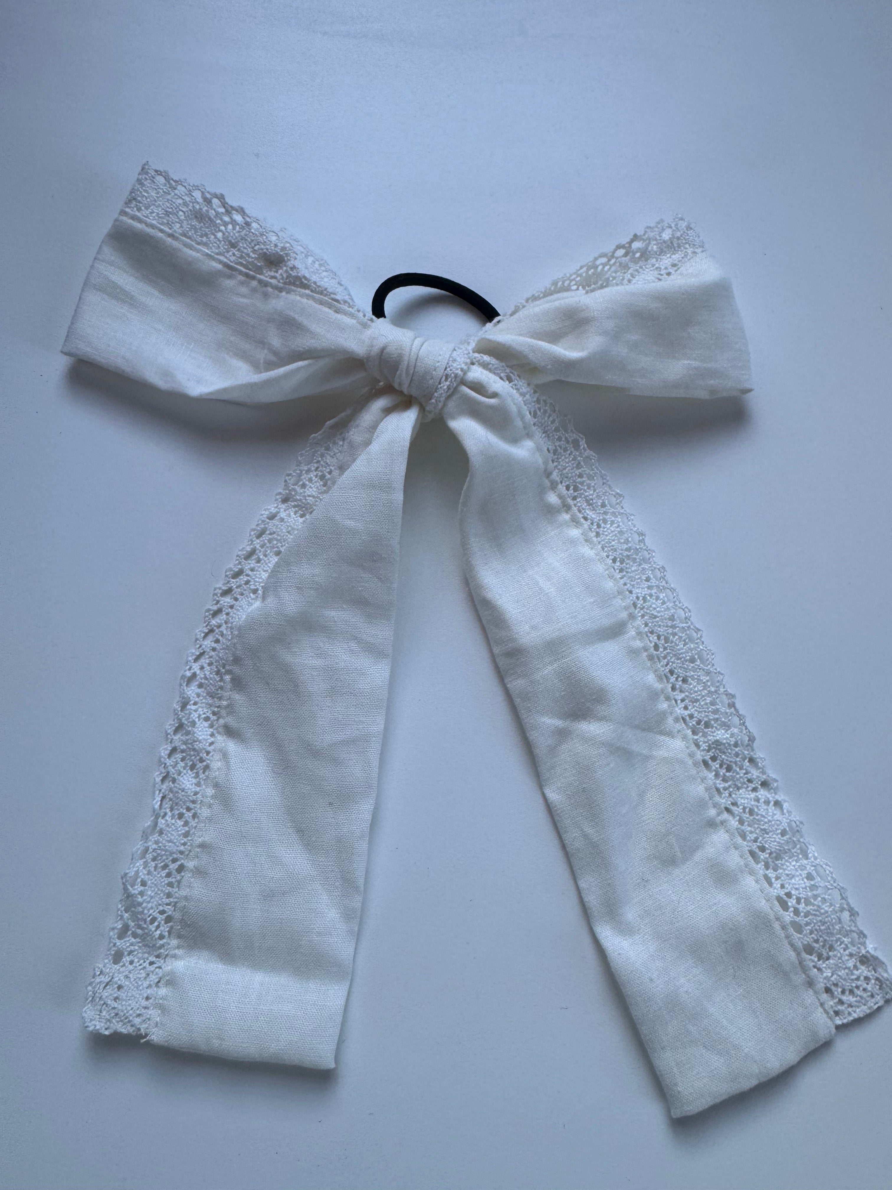 Échantillon - Boucle en lin à bordure en dentelle blanche