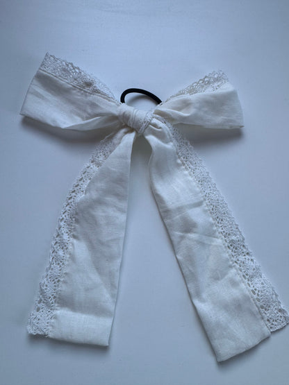 Échantillon - Boucle en lin à bordure en dentelle blanche