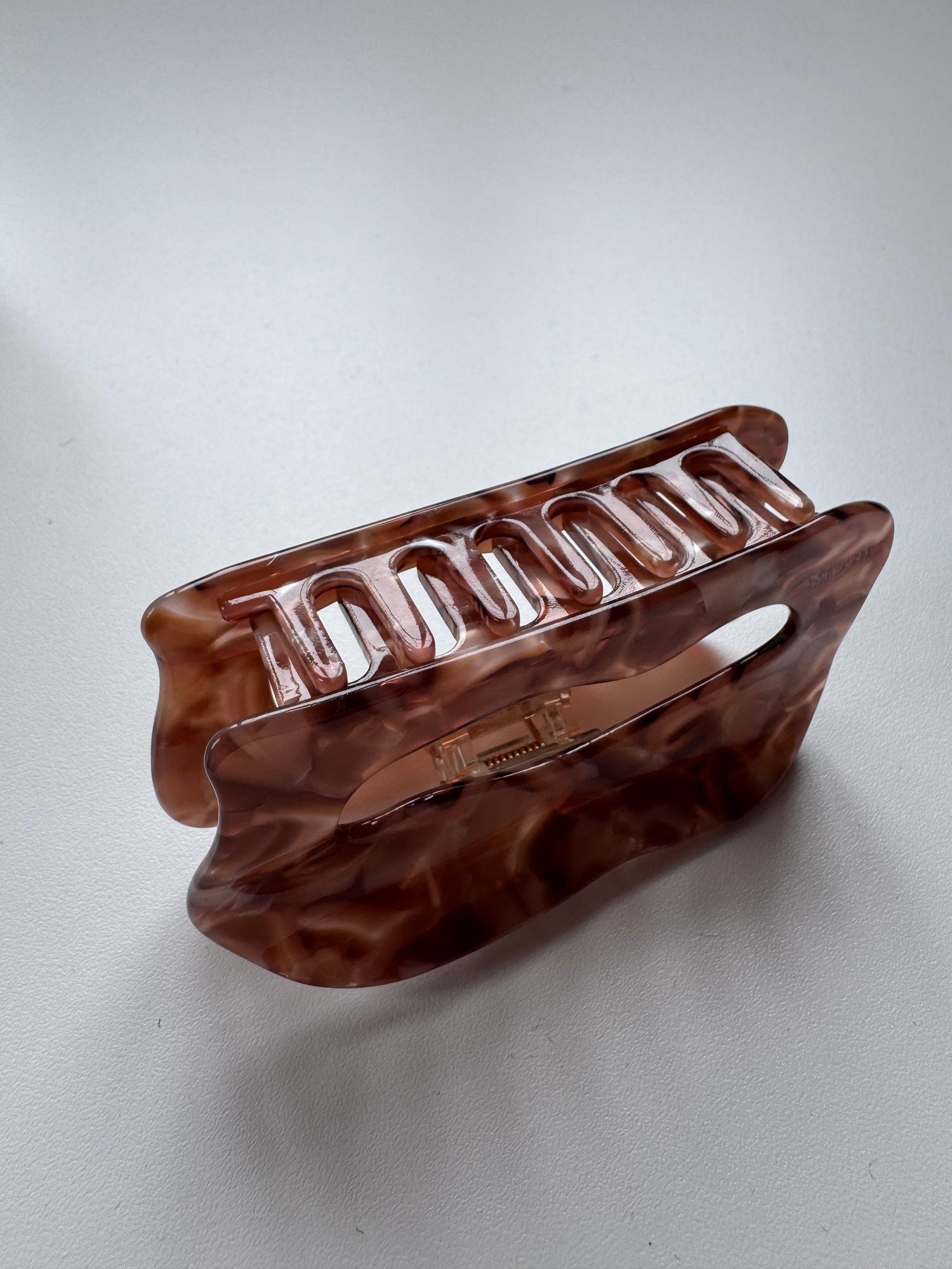 Imperfect - Ludi hazelnut brown acetate clip