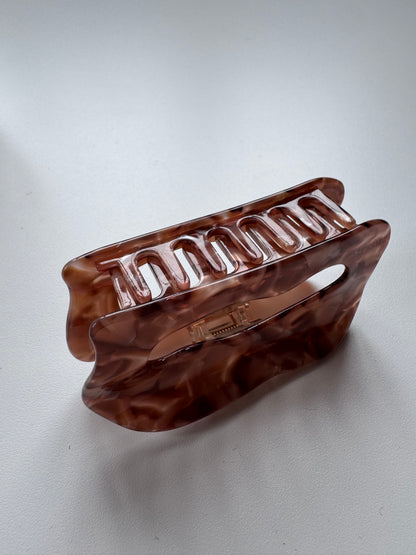 Imperfect - Ludi hazelnut brown acetate clip