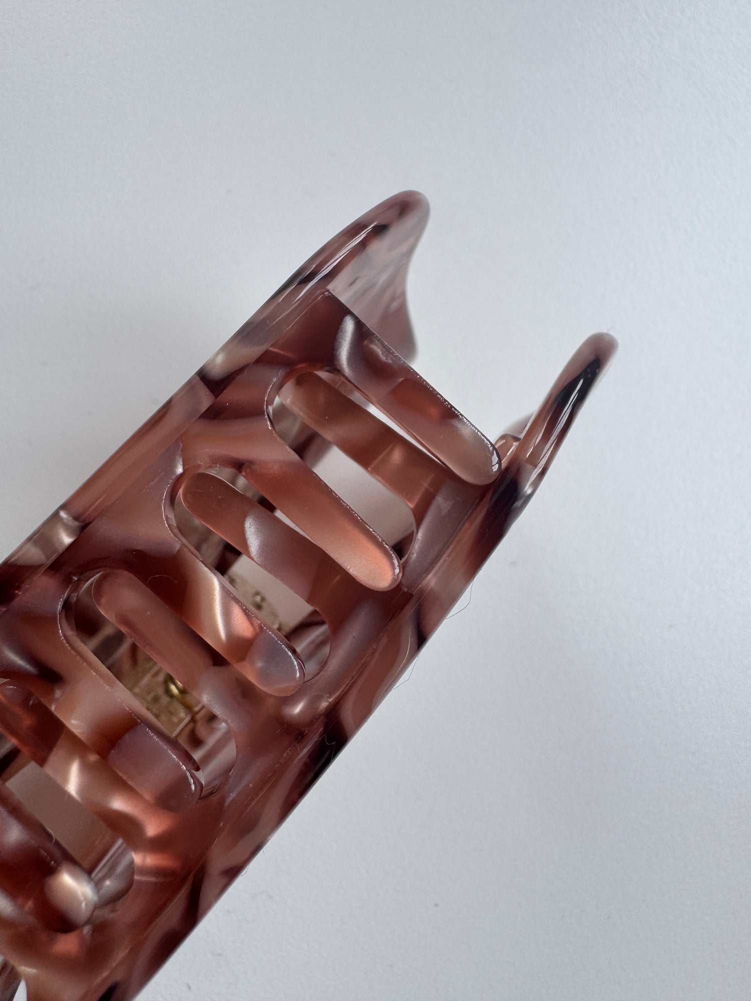 Imperfect - Ludi hazelnut brown acetate clip