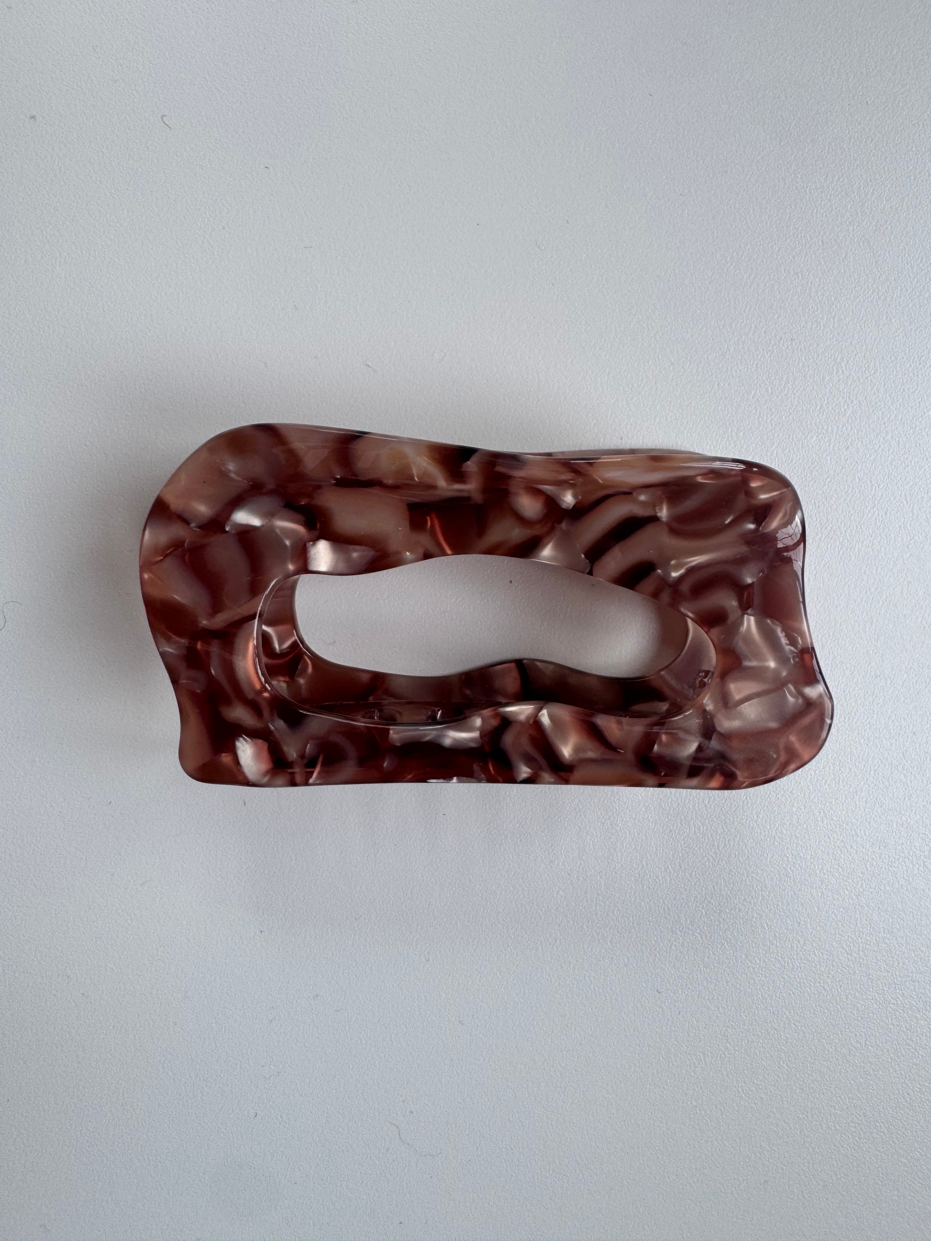 Imperfect - Ludi hazelnut brown acetate clip