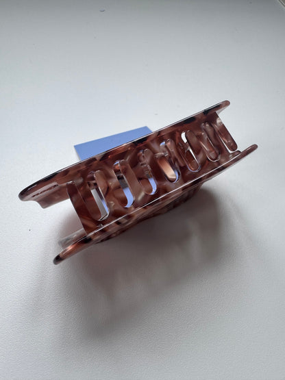 Imperfect - Ludi hazelnut brown acetate clip