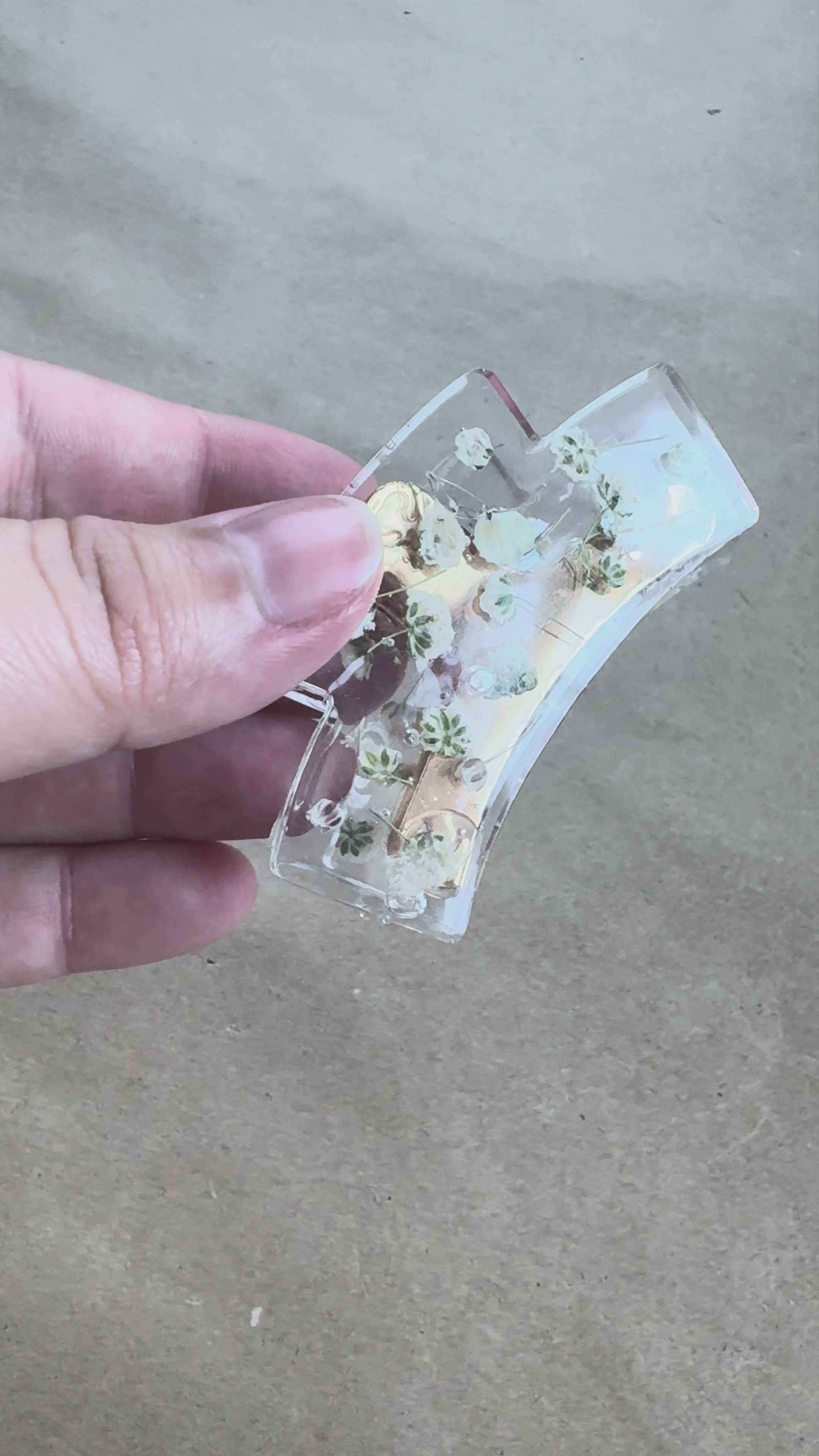 Imparfait - Pince en résine  inégale avec fleurs blanches