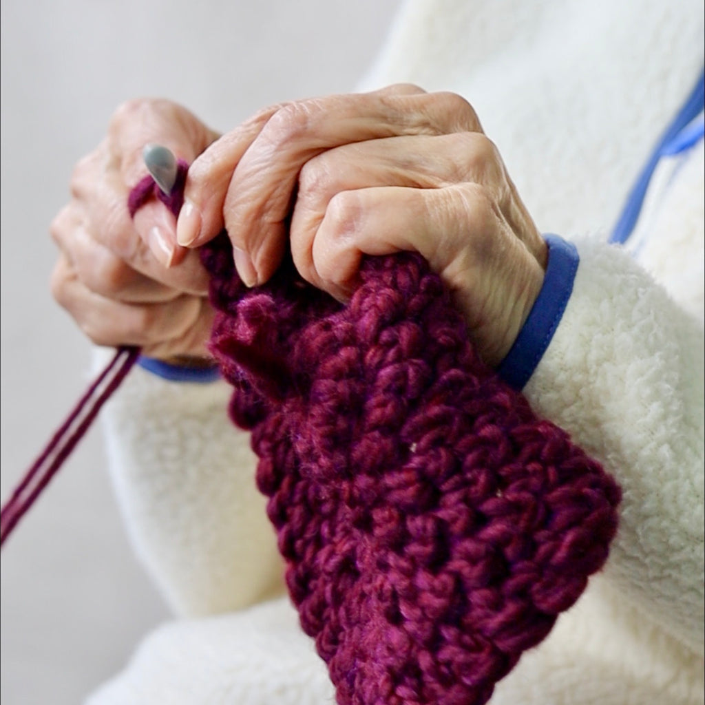 Tuque tricotée à la main - pompon raton recyclé