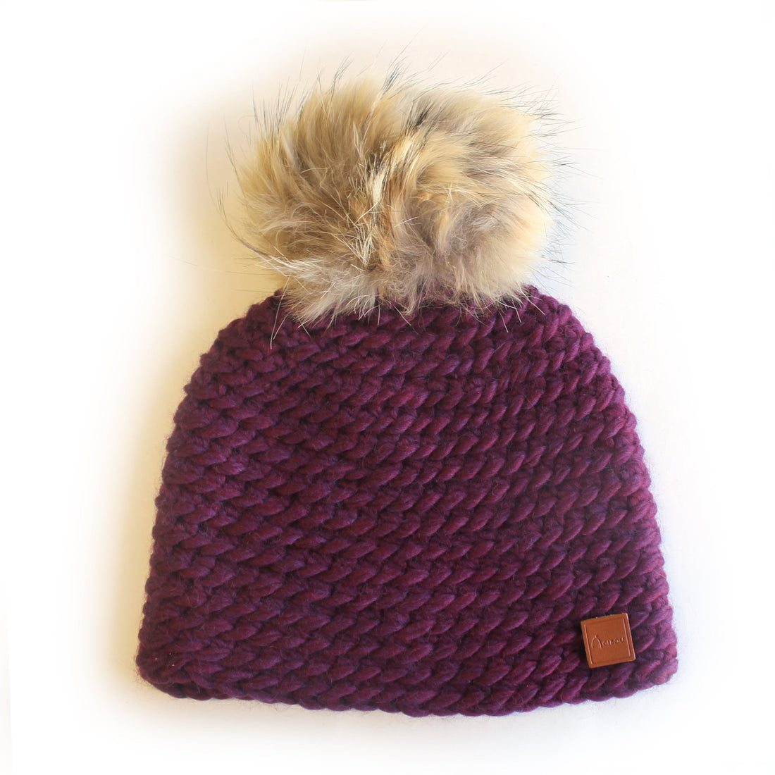 Tuque tricotée à la main - pompon coyote recyclé - gibou.ca