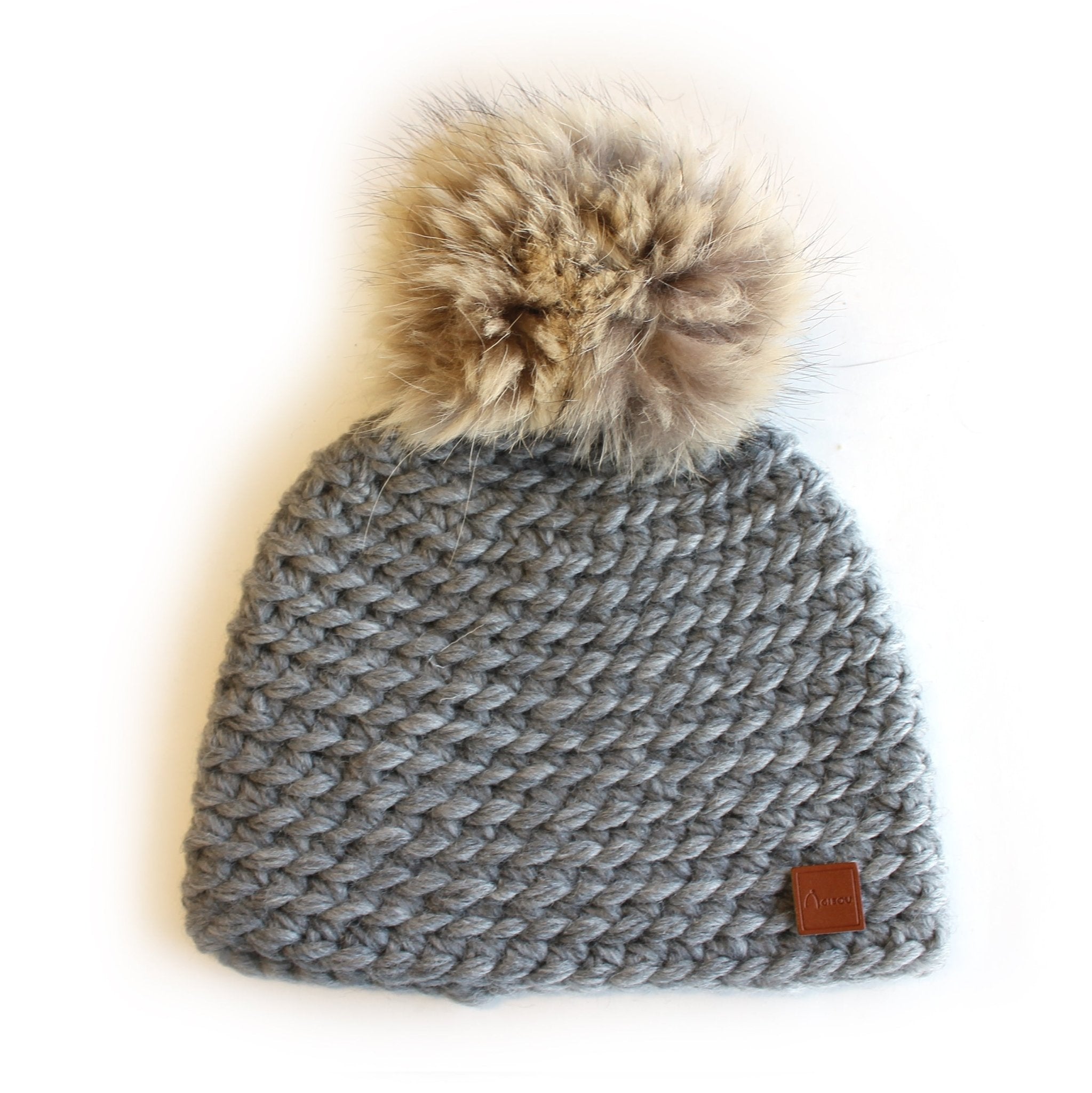 Tuque tricotée à la main - pompon coyote recyclé - gibou.ca