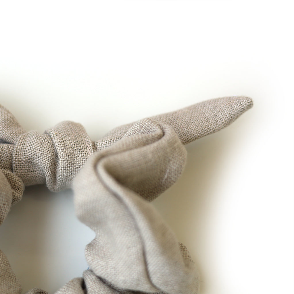 Le chouchou en lin bouclé / The Linen Bow Scrunchie